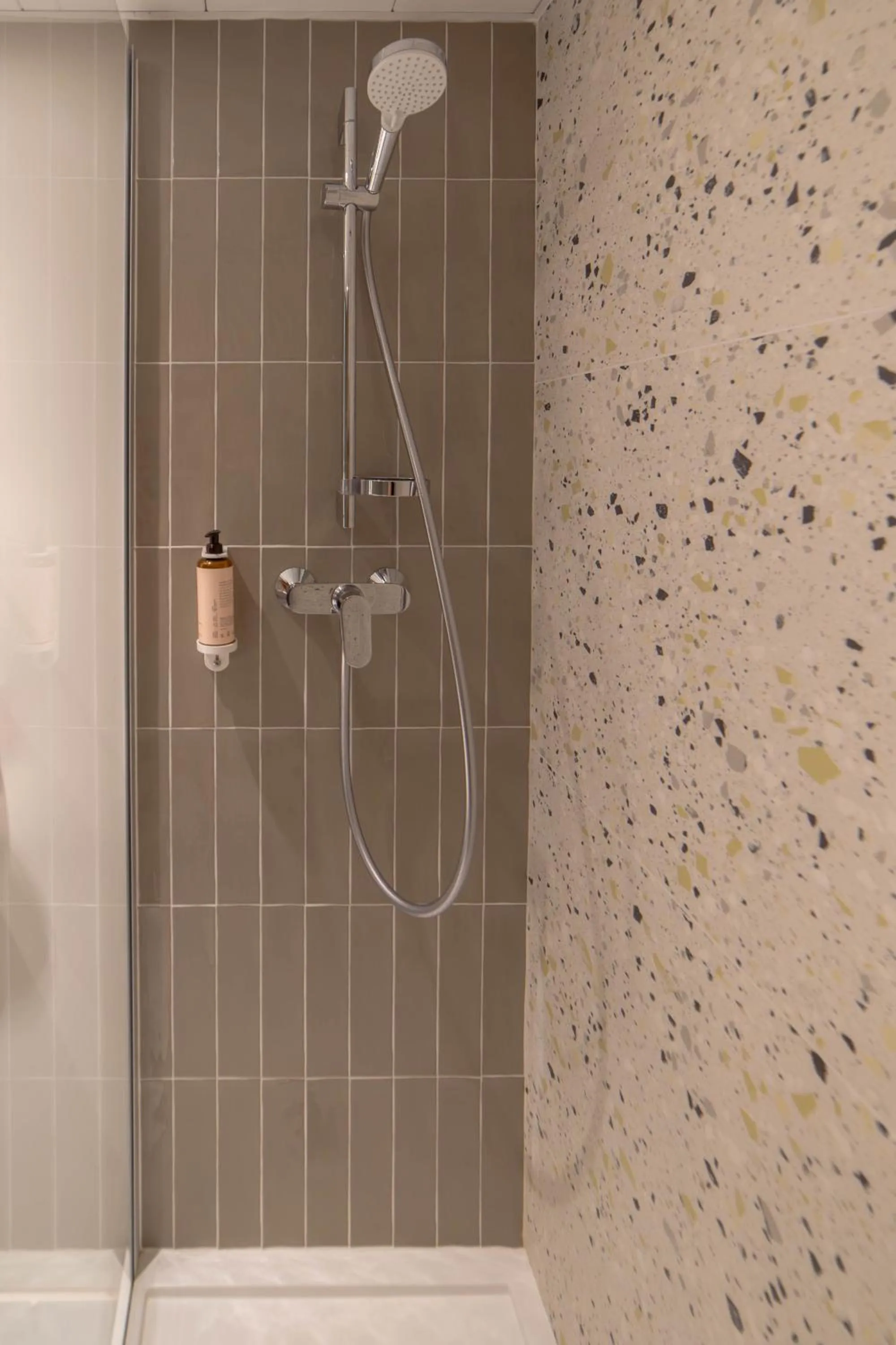 Shower in Mercure Auxerre Autoroute du Soleil