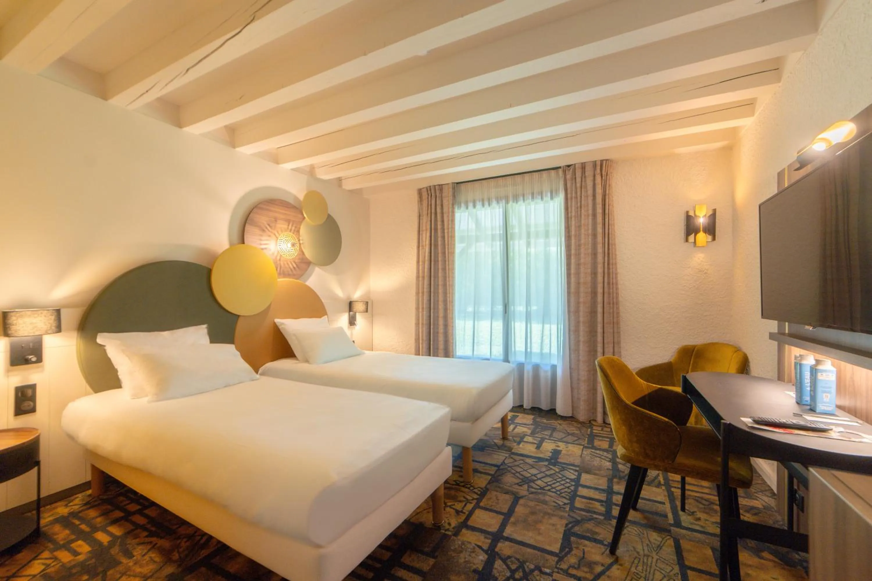 Bed in Mercure Auxerre Autoroute du Soleil