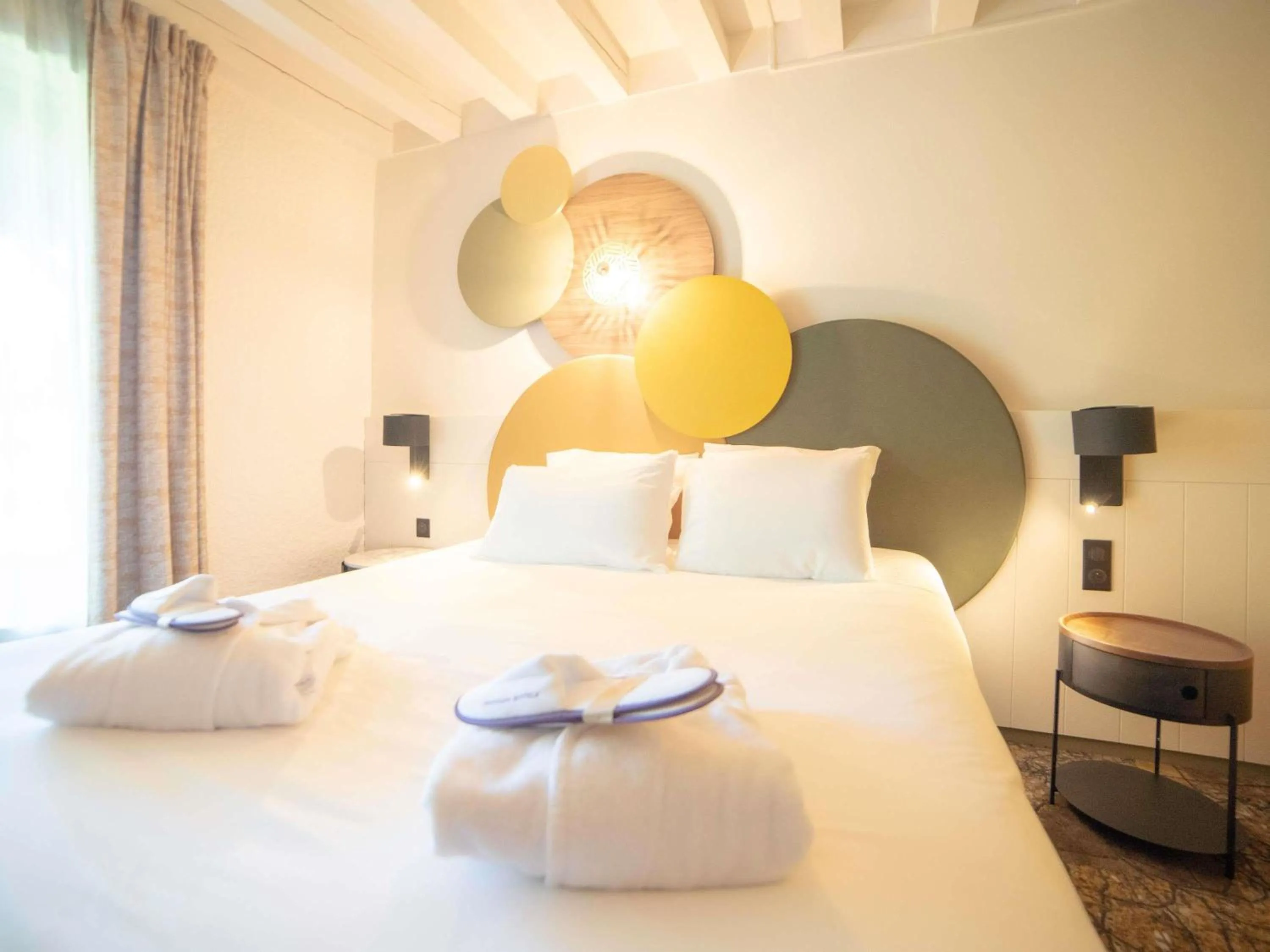 Bedroom, Bed in Mercure Auxerre Autoroute du Soleil