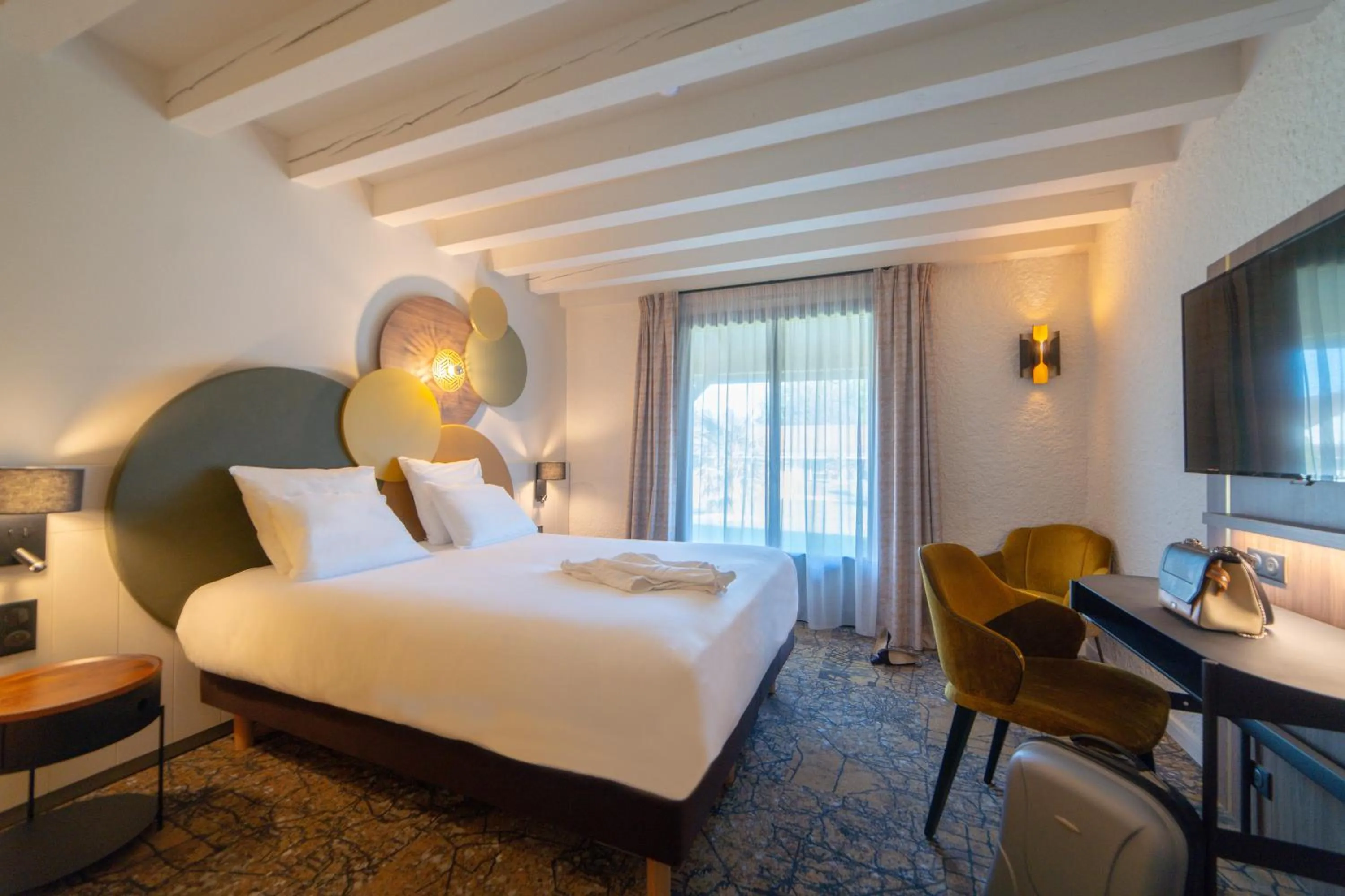 Bed in Mercure Auxerre Autoroute du Soleil