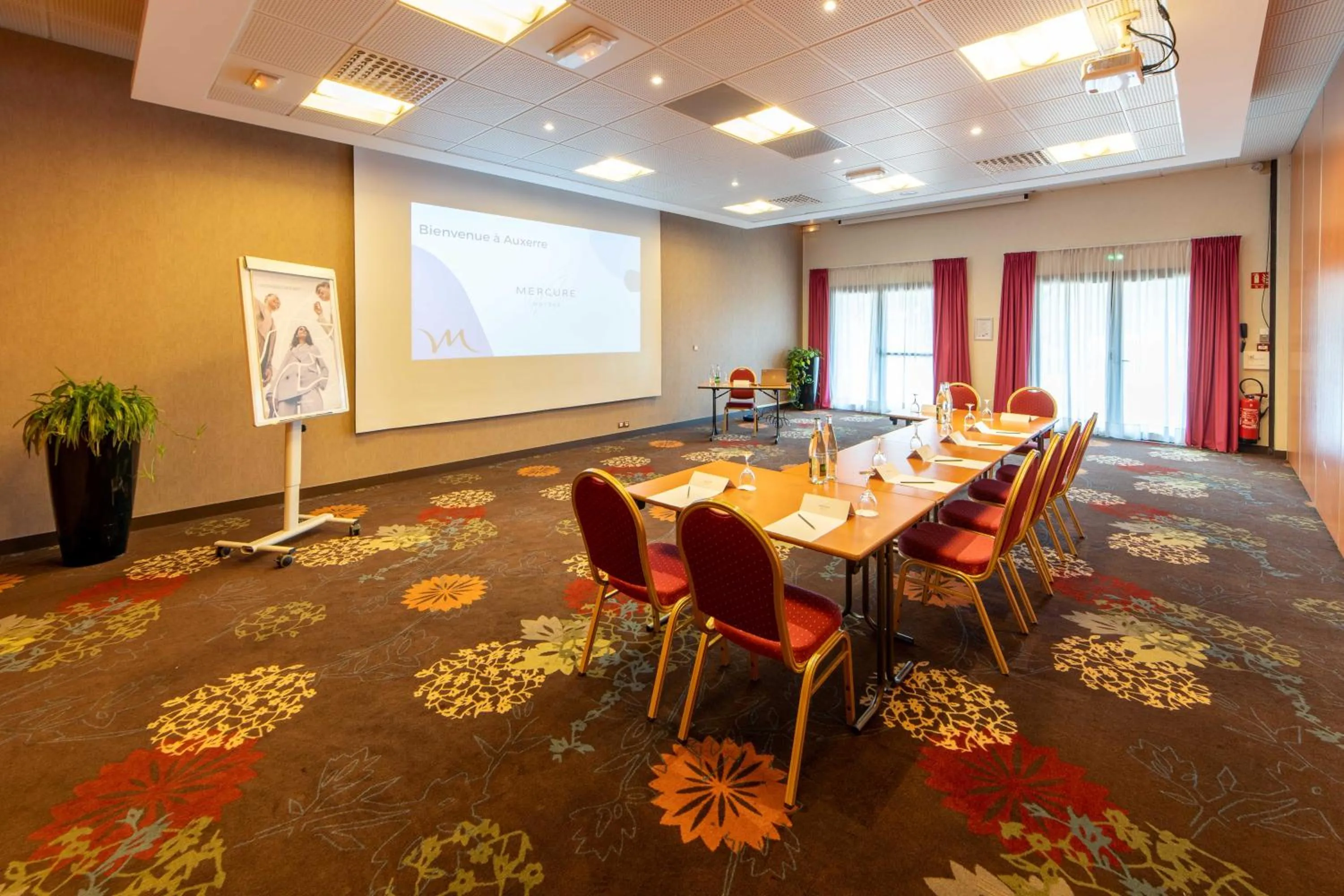 Meeting/conference room in Mercure Auxerre Autoroute du Soleil