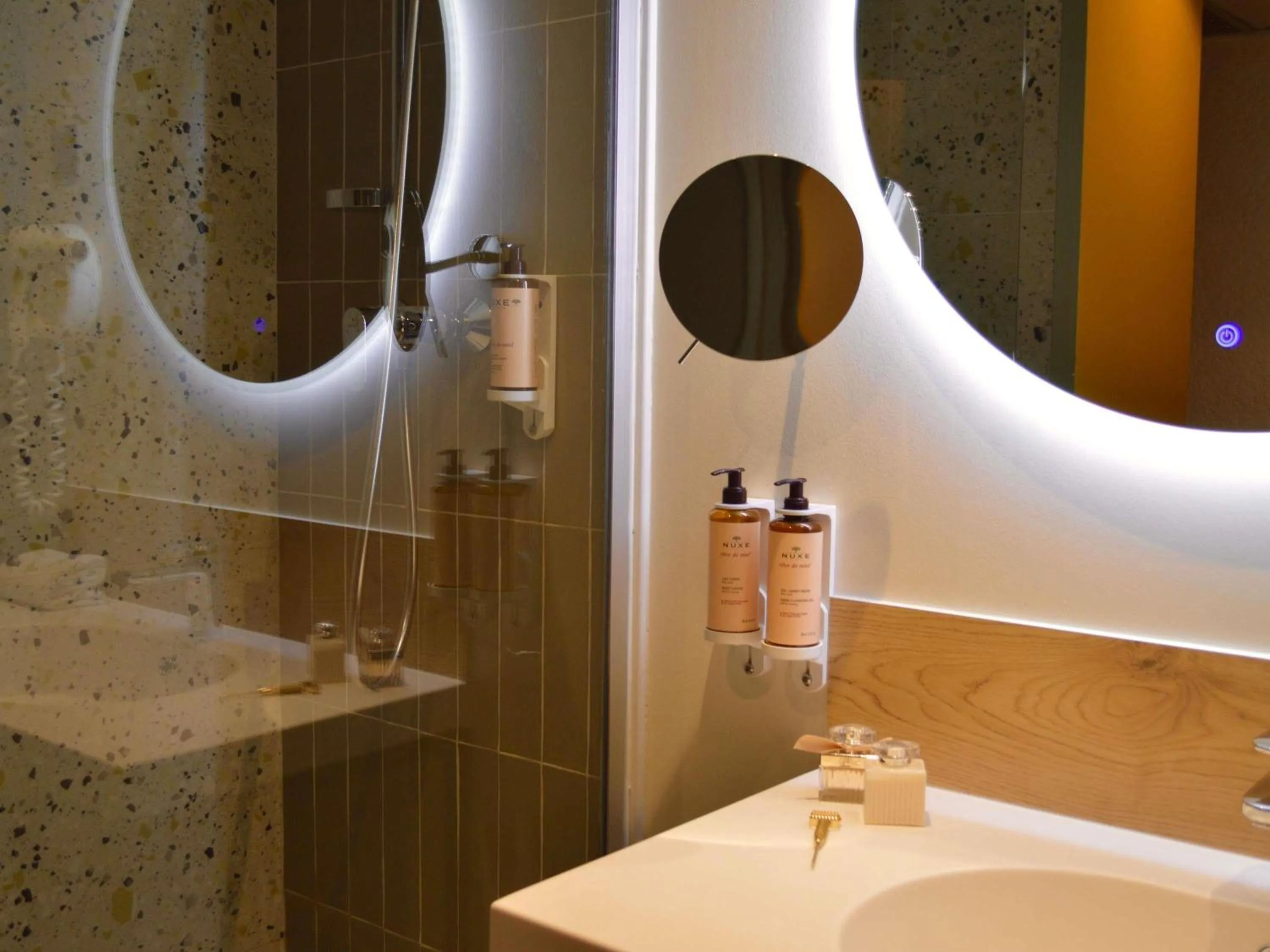 Bedroom in Mercure Auxerre Autoroute du Soleil