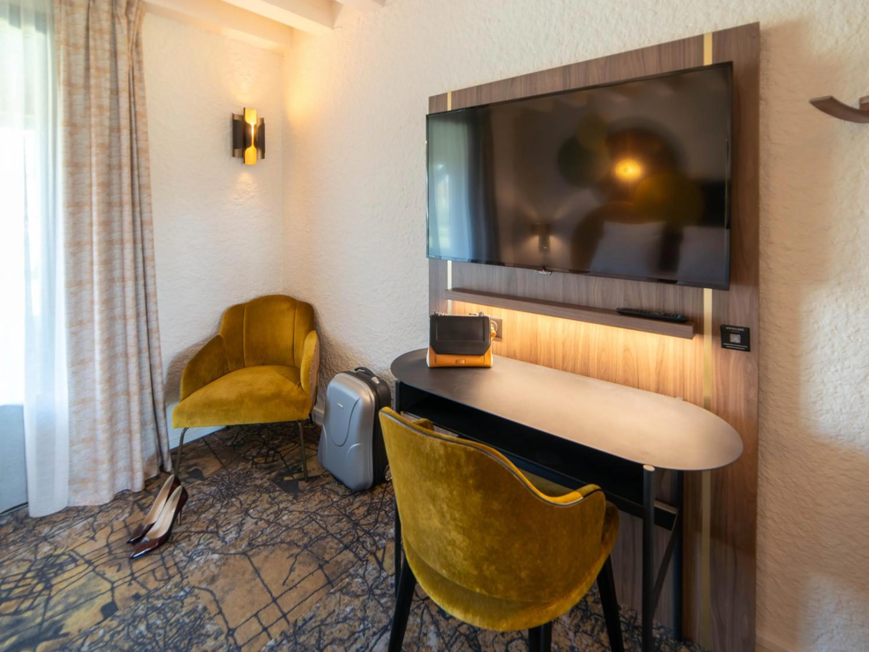 Bedroom in Mercure Auxerre Autoroute du Soleil