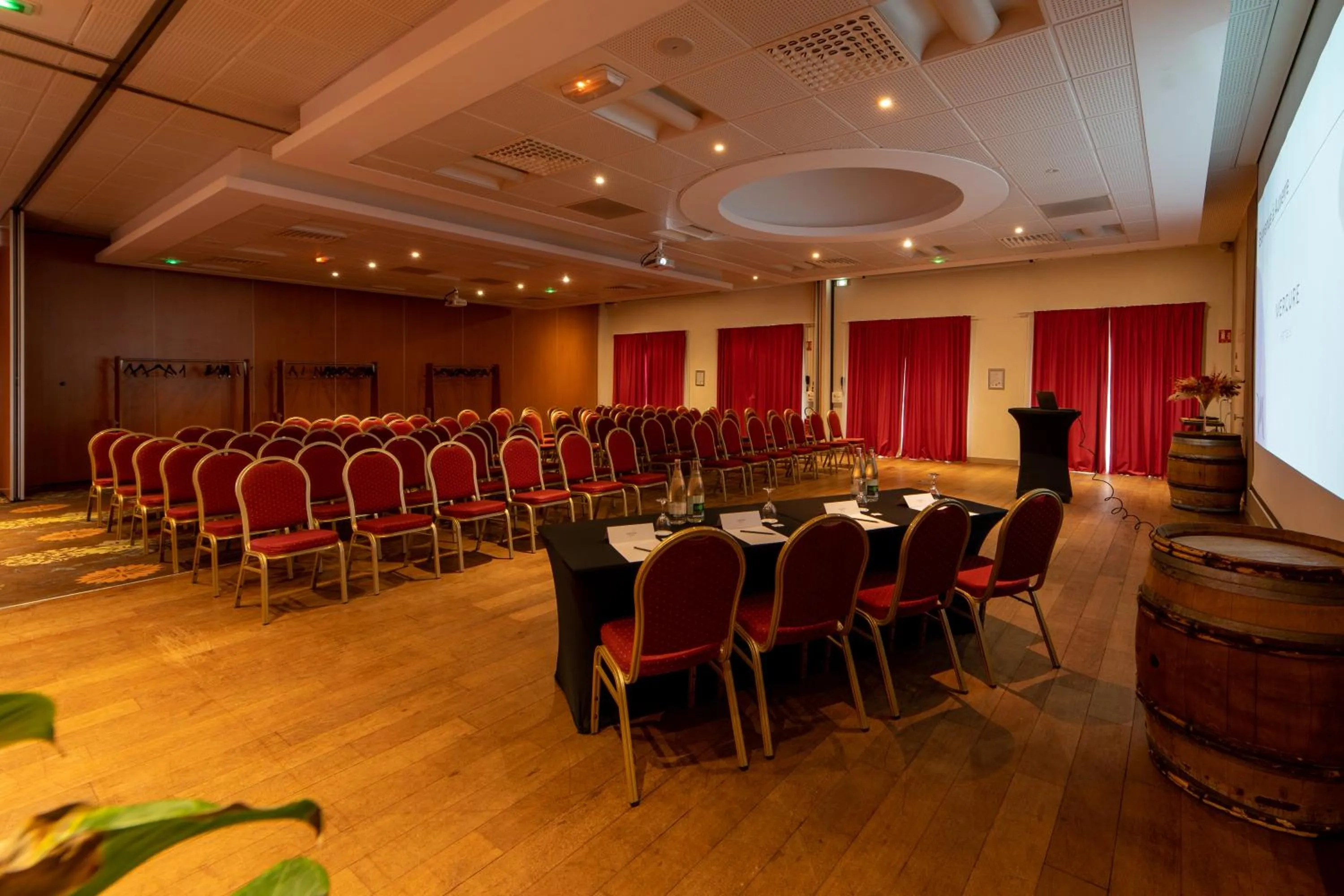 Meeting/conference room in Mercure Auxerre Autoroute du Soleil