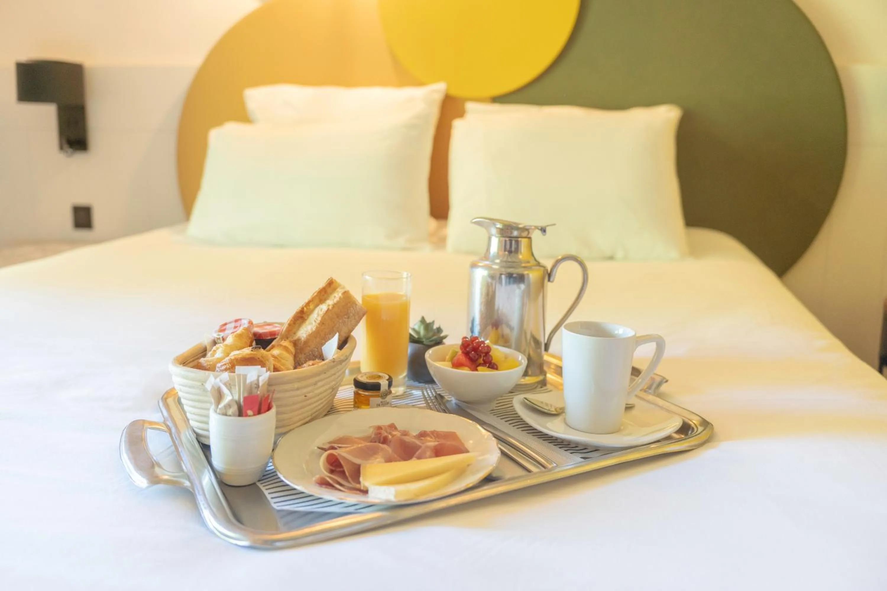 Restaurant/places to eat, Bed in Mercure Auxerre Autoroute du Soleil