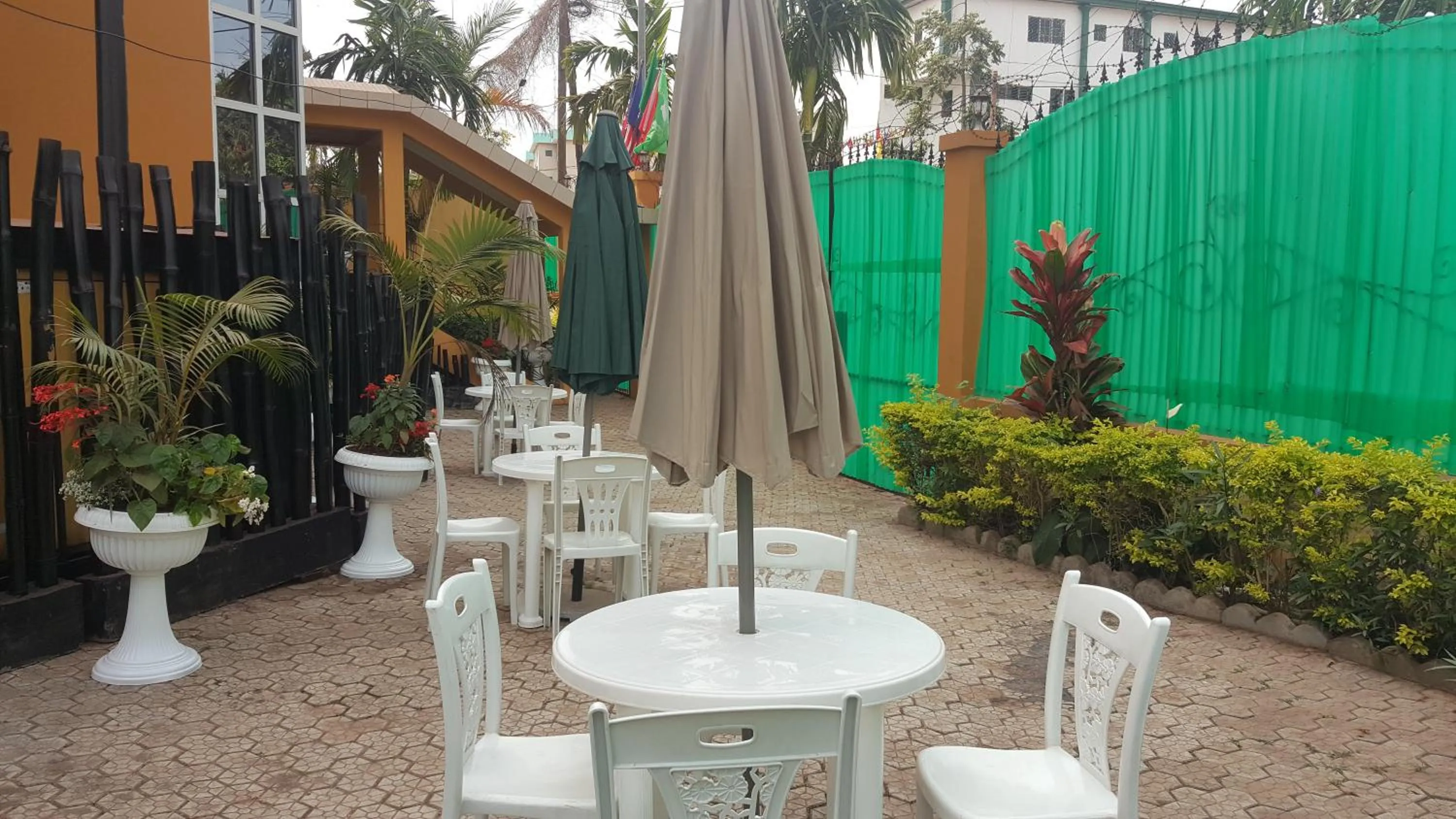 Patio in Résidences hôtelières Micheline et Emile BASTOS