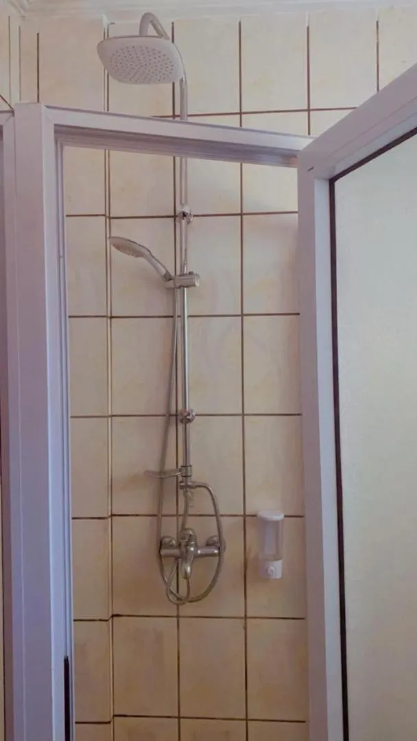 Shower in Résidences hôtelières Micheline et Emile BASTOS