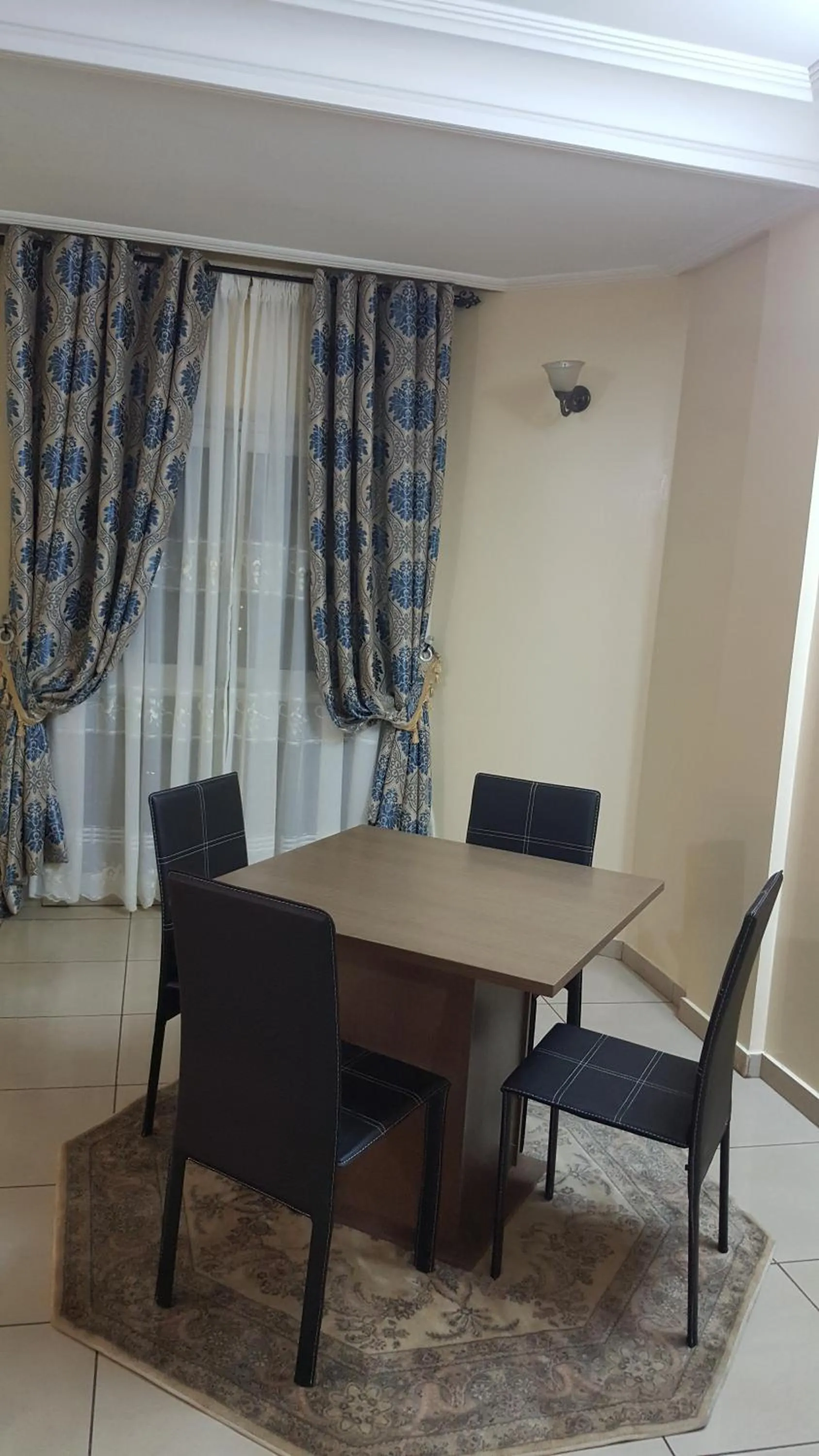 Dining area in Résidences hôtelières Micheline et Emile BASTOS
