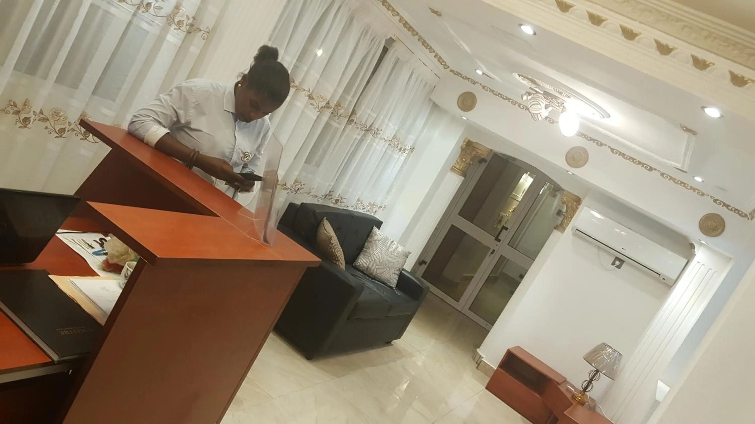 Lobby or reception in Résidences hôtelières Micheline et Emile BASTOS