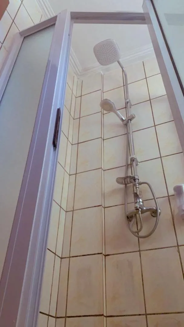 Shower in Résidences hôtelières Micheline et Emile BASTOS