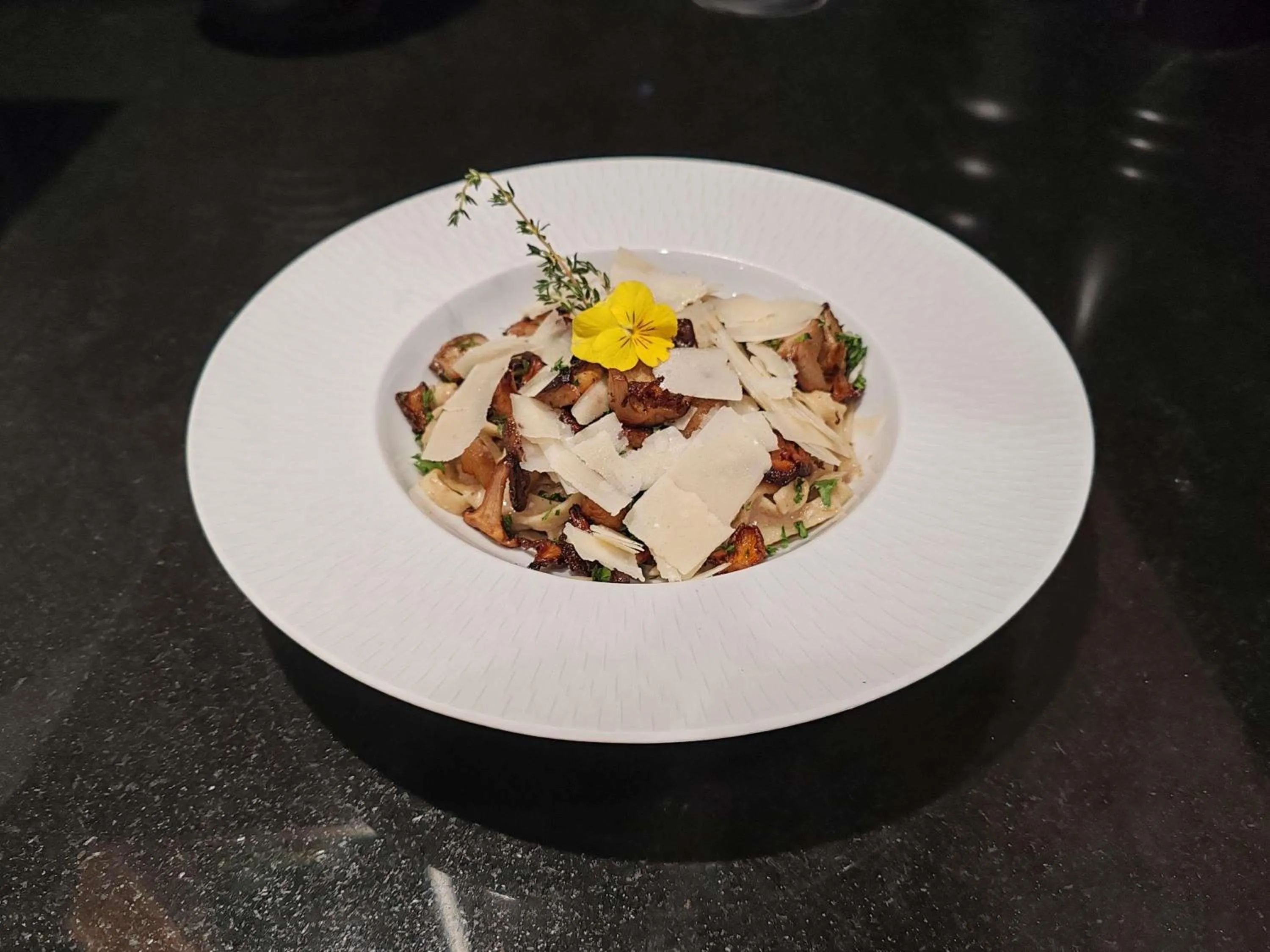 Restaurant/places to eat in Mercure Geneva Airport