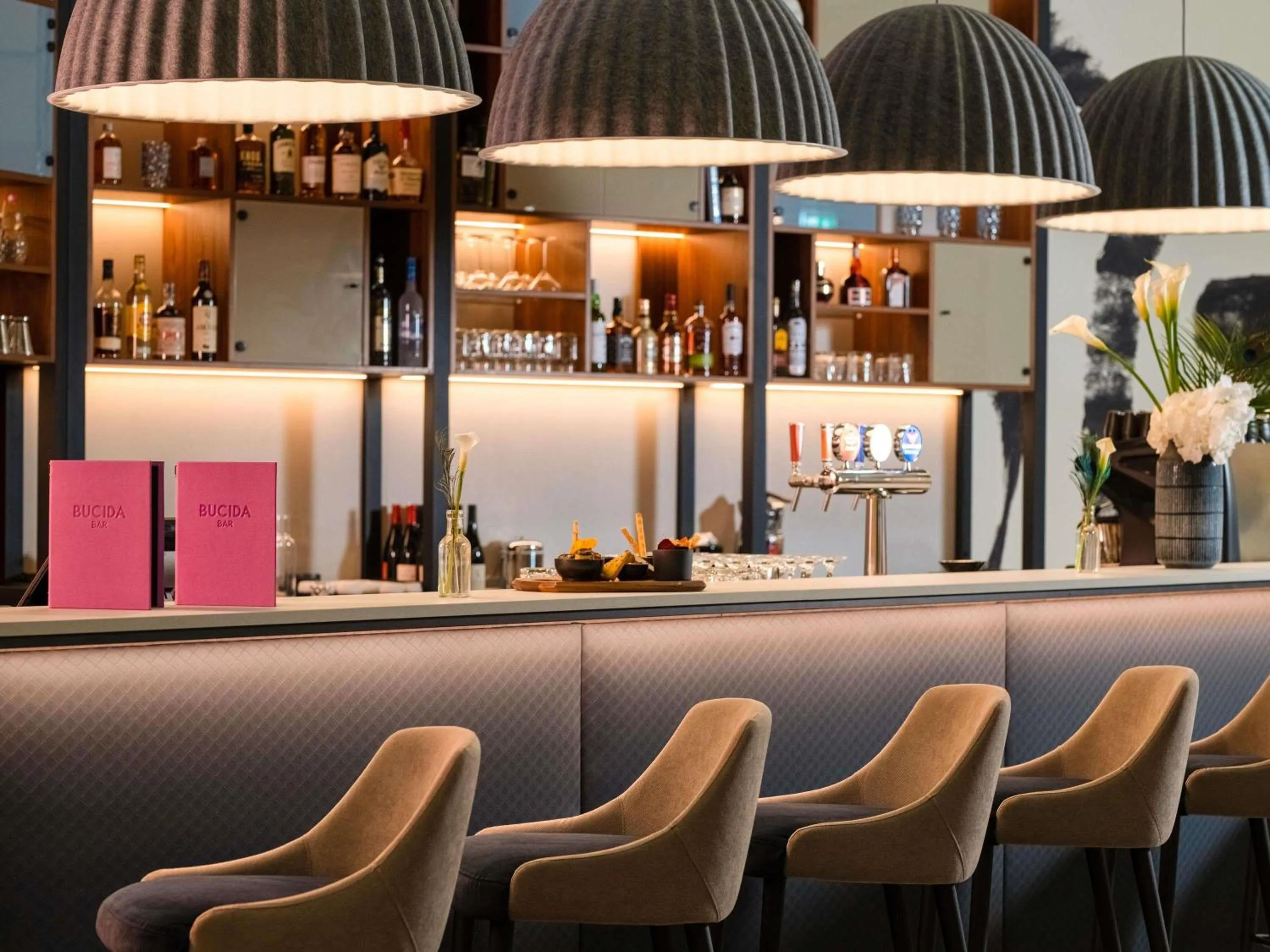 Lounge or bar in Mercure Geneva Airport