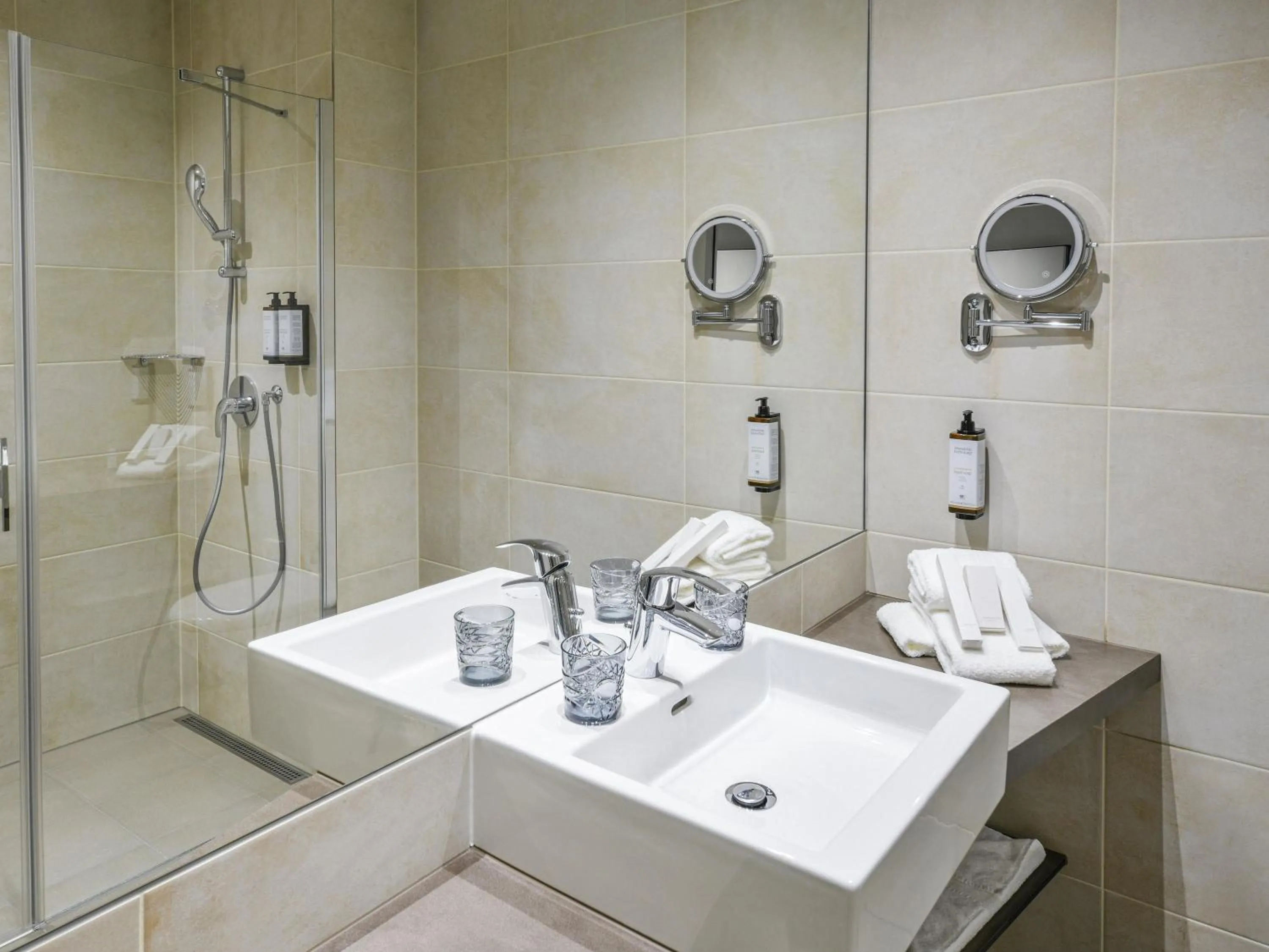 Shower in Mercure Geneva Airport