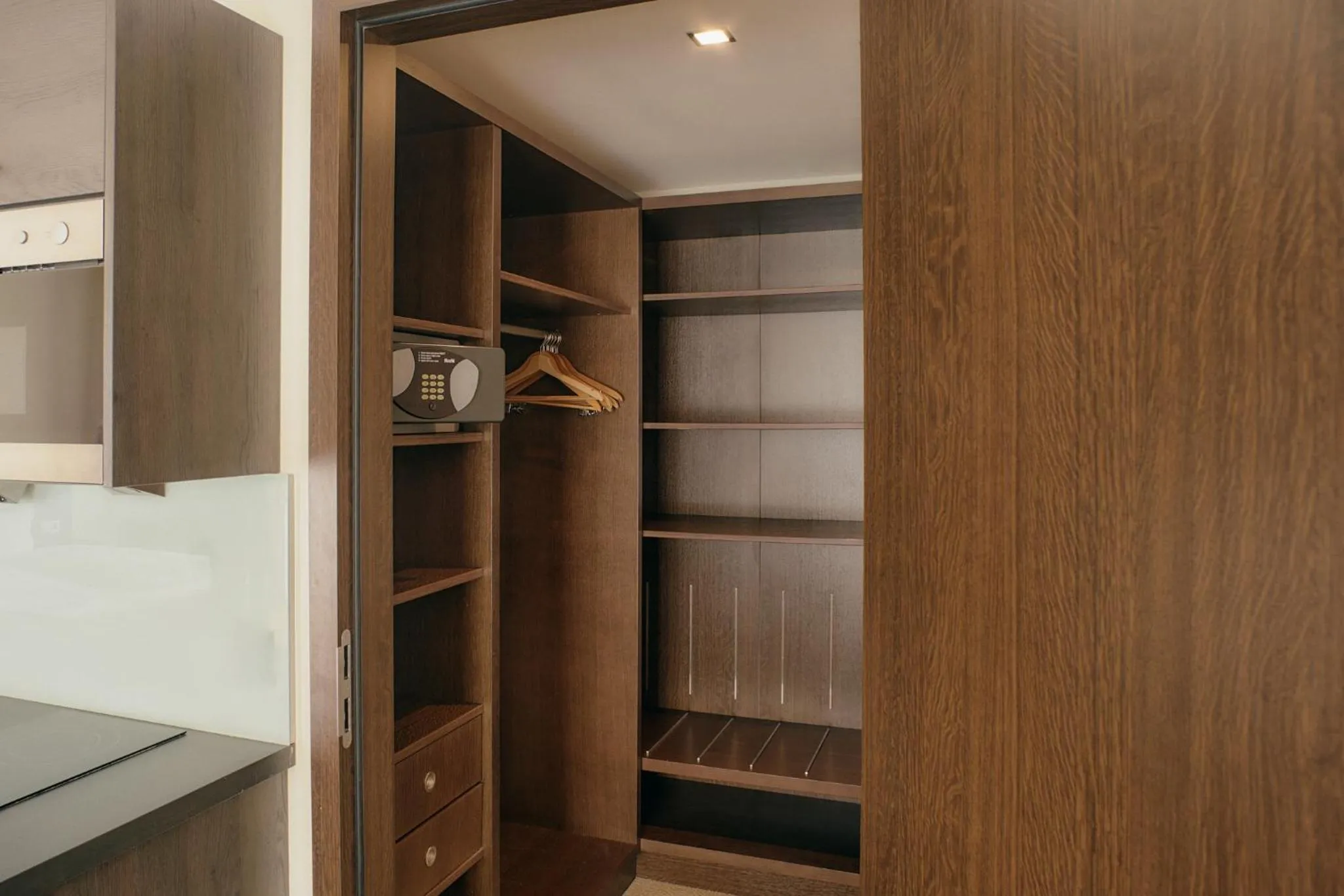 wardrobe in Aparthotel Treudelberg Hamburg