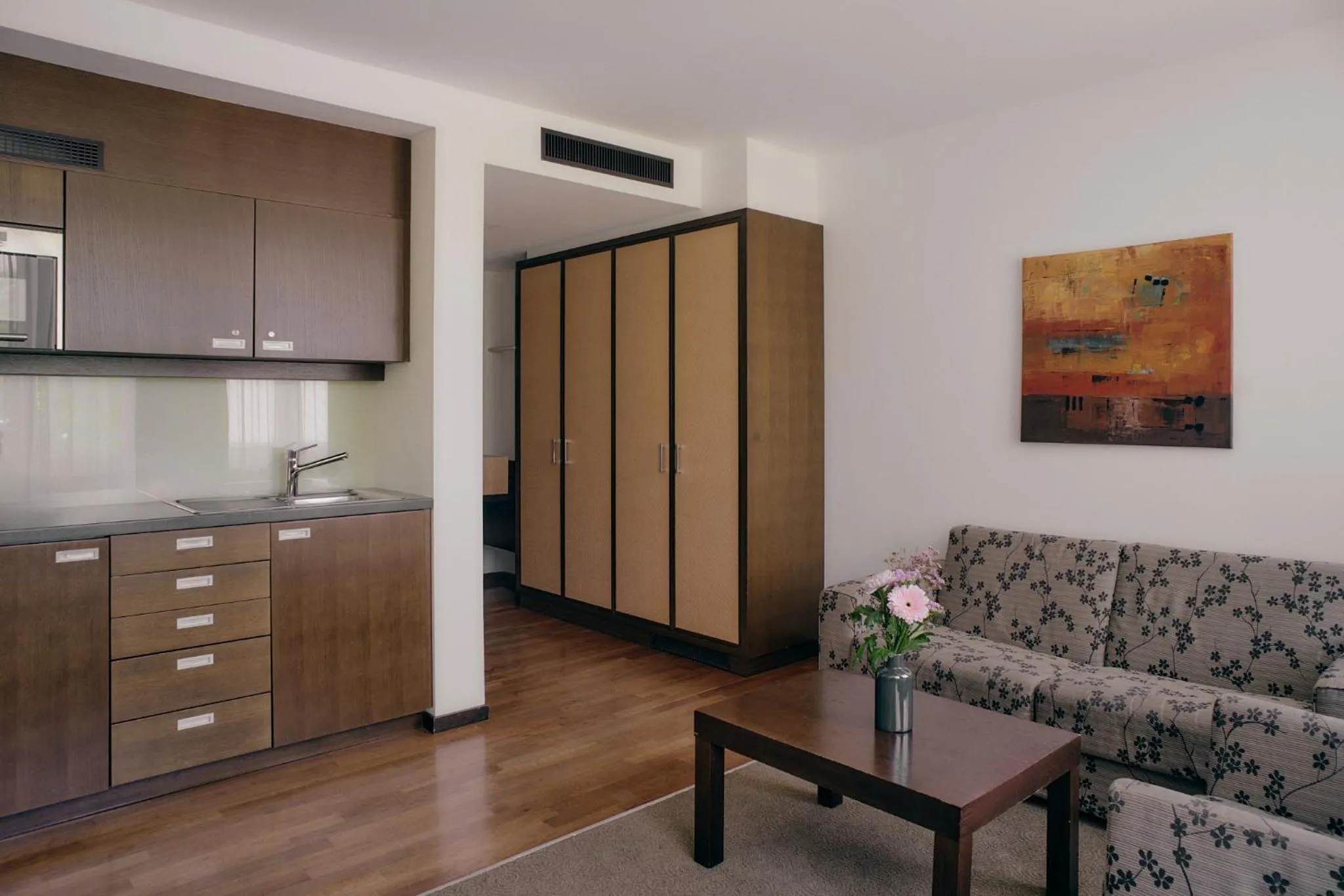 Kitchen or kitchenette in Aparthotel Treudelberg Hamburg