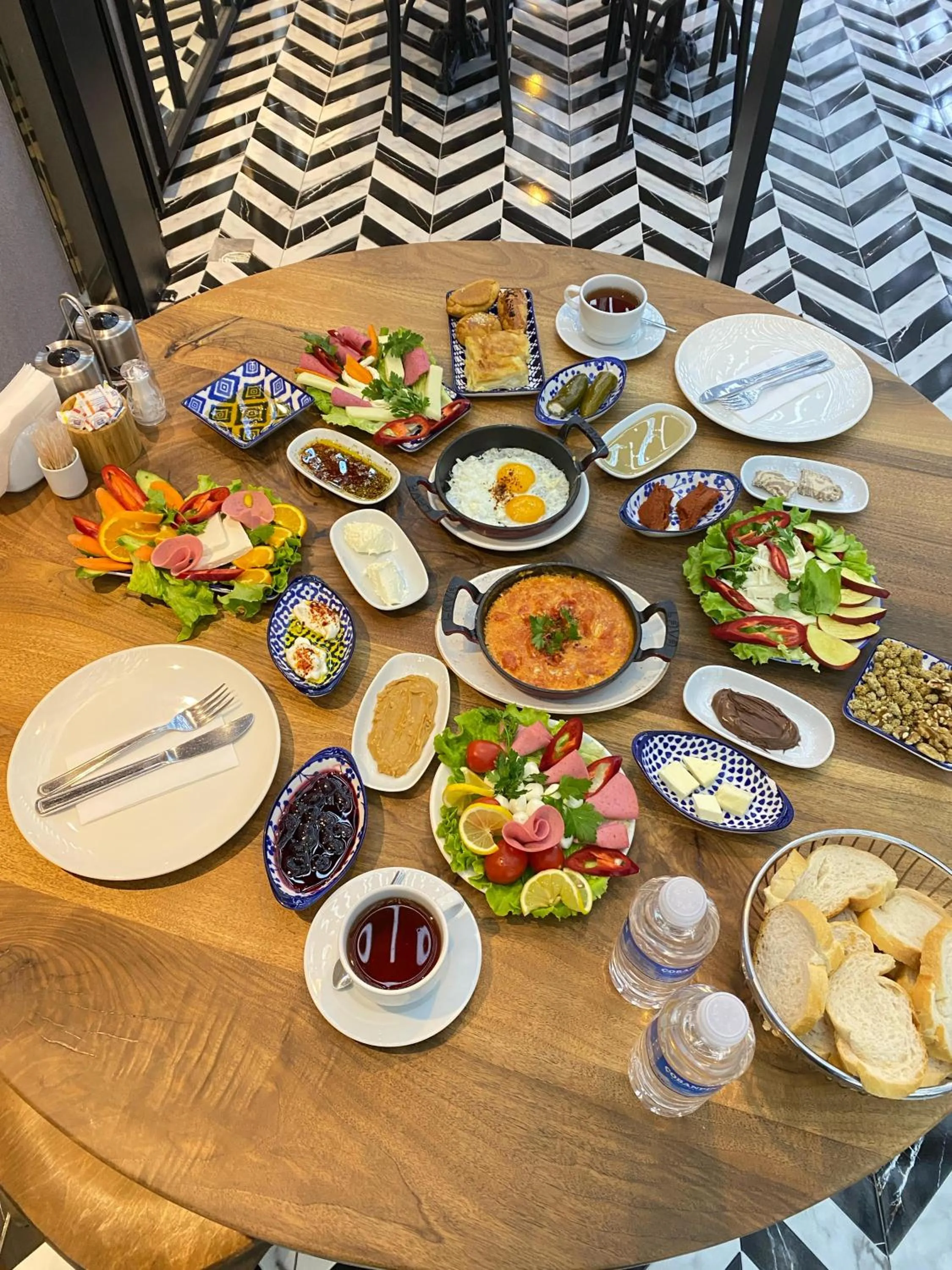 Restaurant/places to eat in The Roomy Hotel Nişantaşı