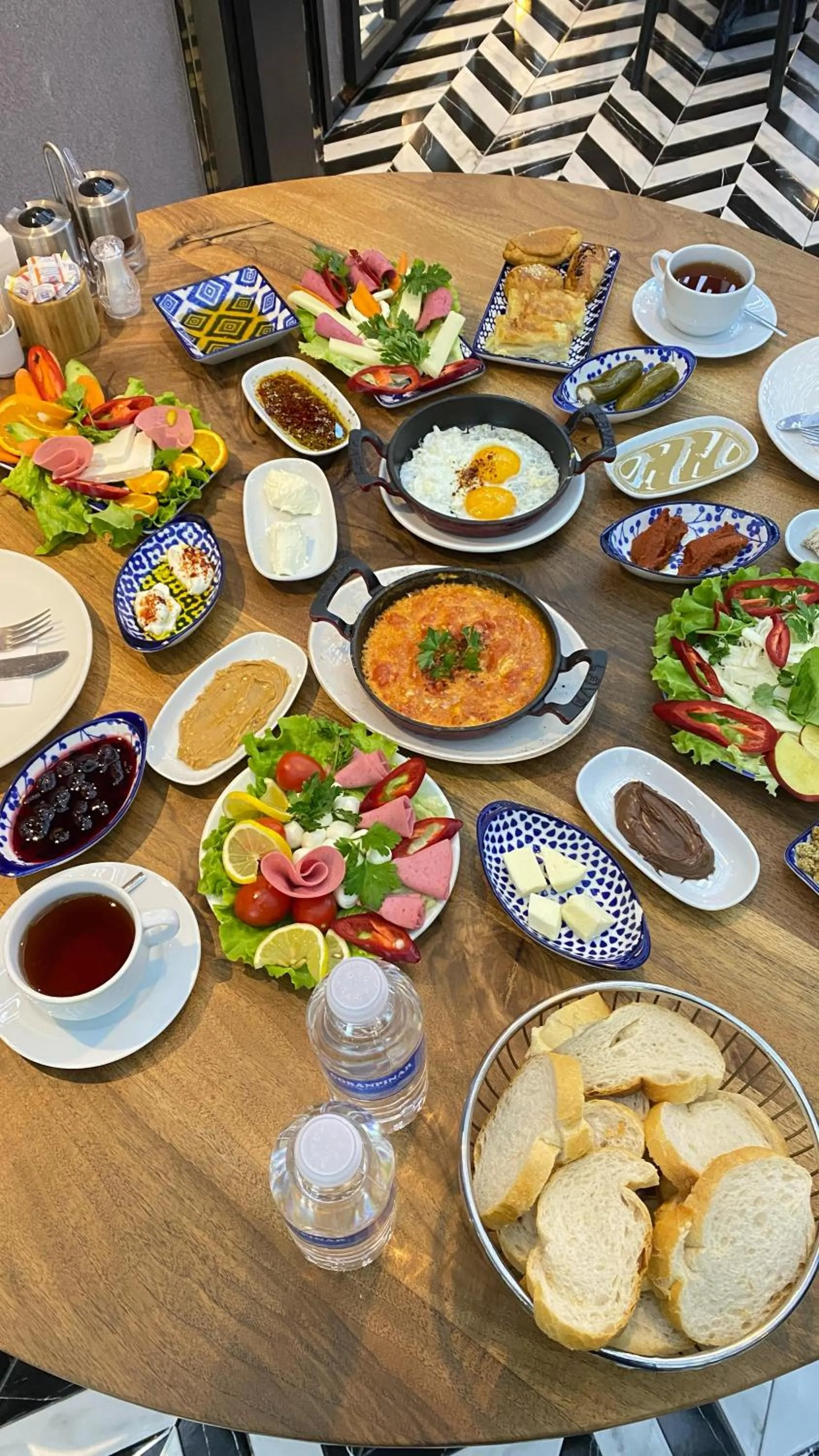 Restaurant/places to eat in The Roomy Hotel Nişantaşı