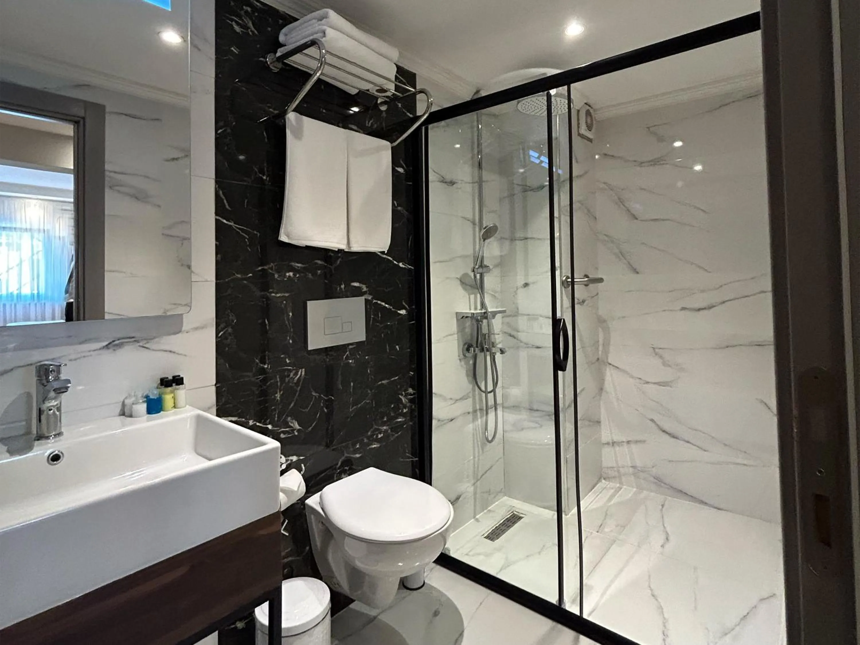 Shower in The Roomy Hotel Nişantaşı