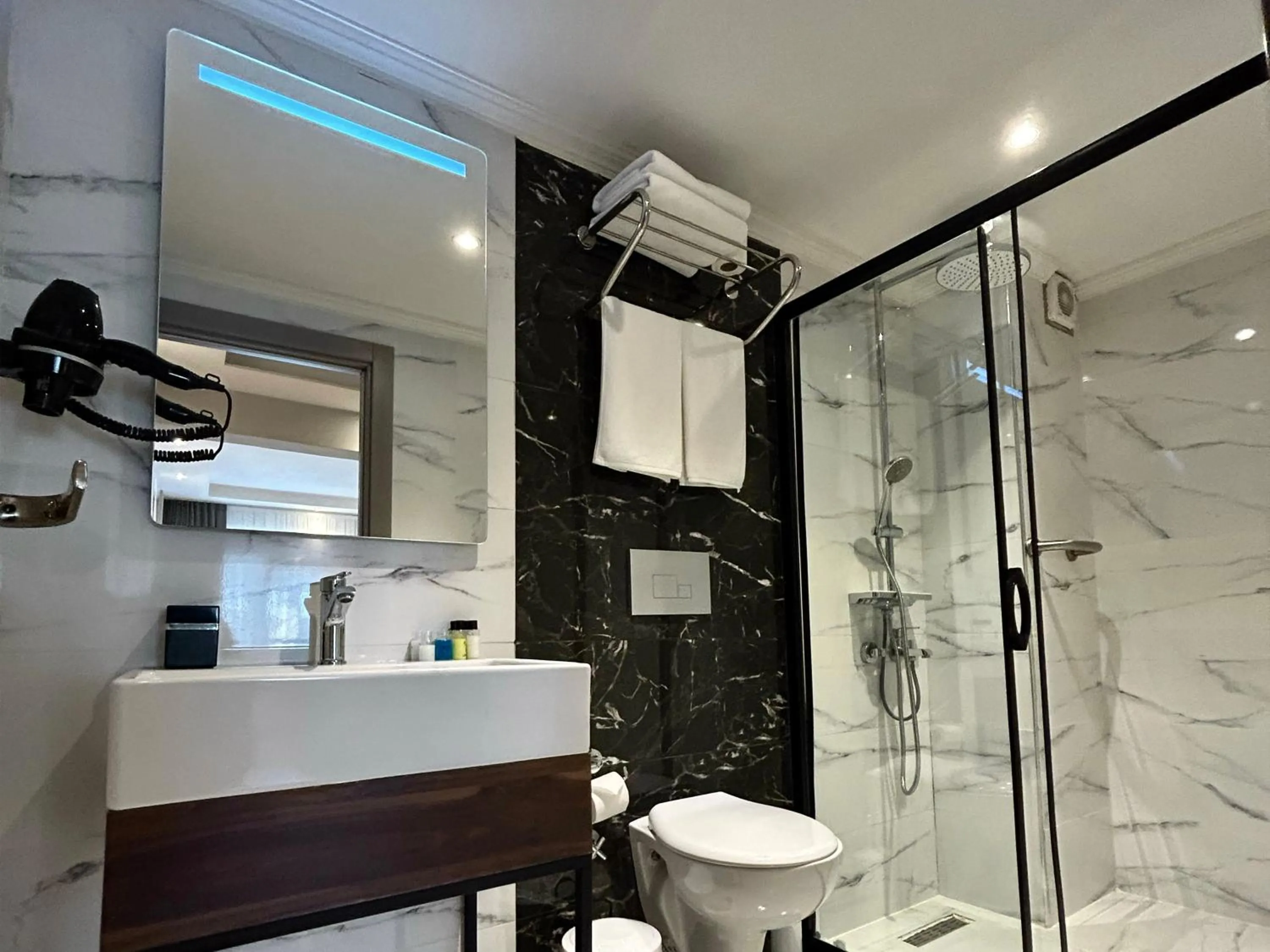 Shower in The Roomy Hotel Nişantaşı