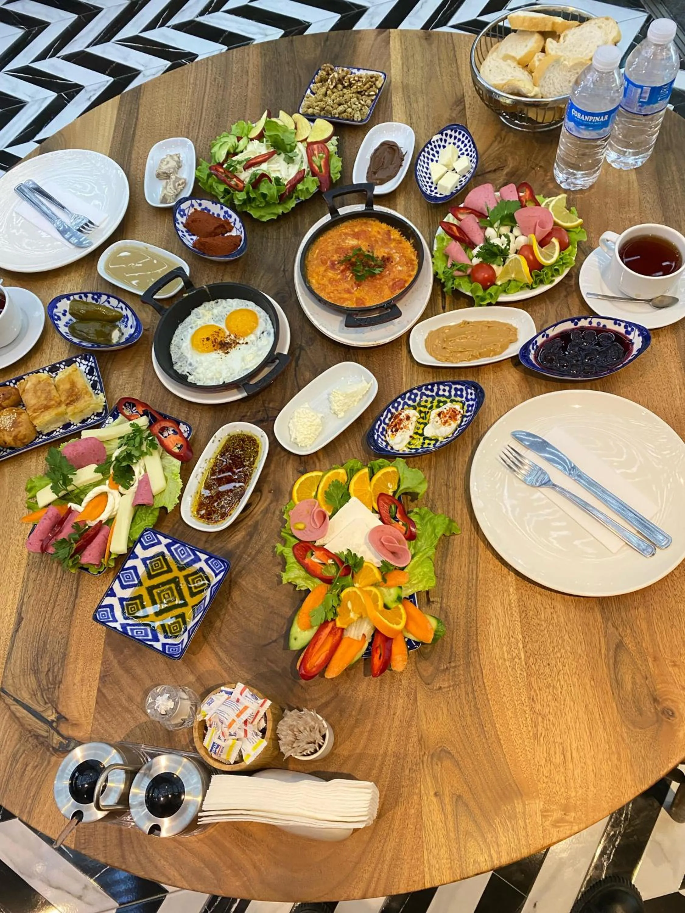 Restaurant/places to eat in The Roomy Hotel Nişantaşı