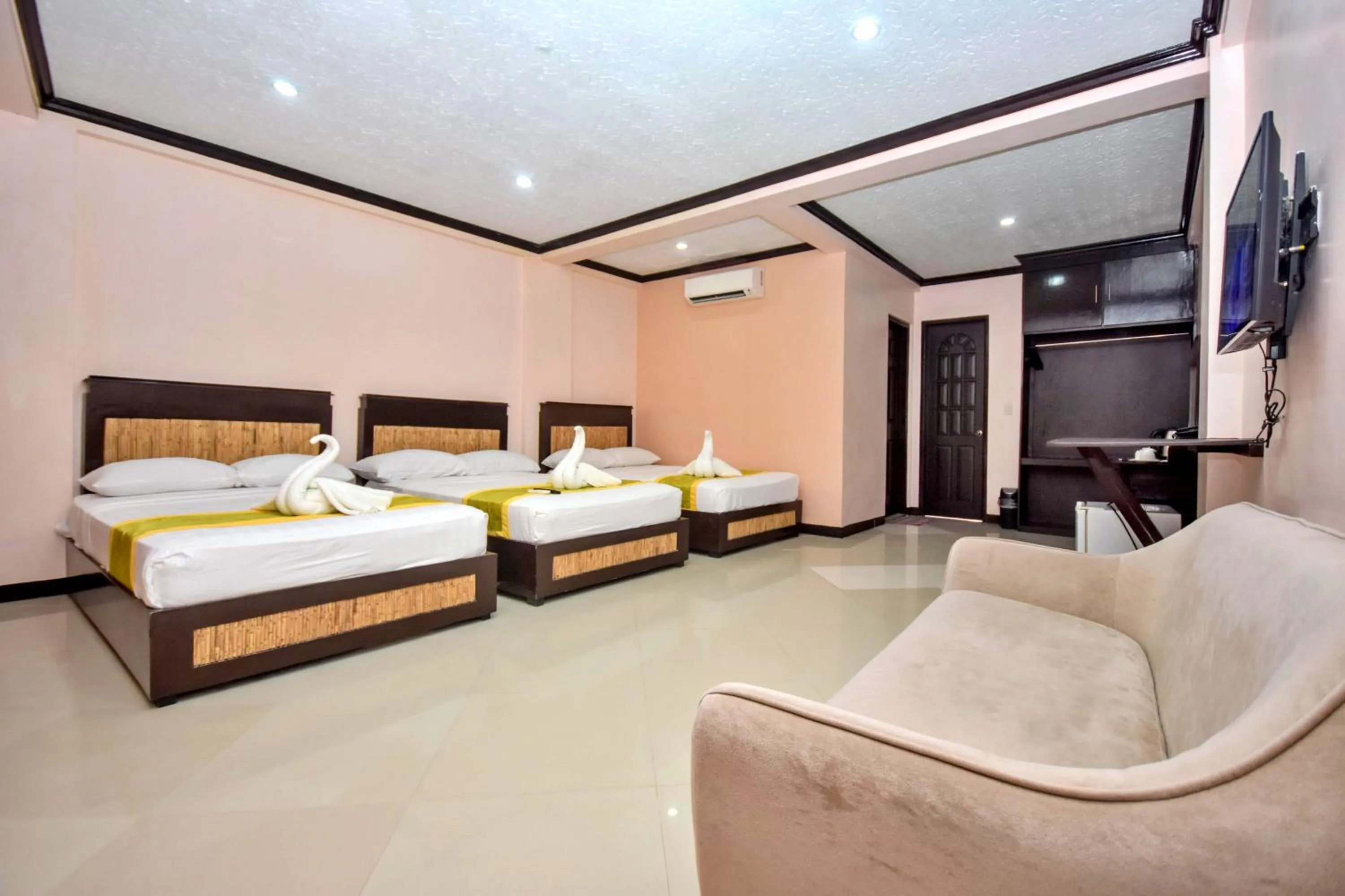 Bedroom, Bed in Bamboo Beach Resort & Restaurant