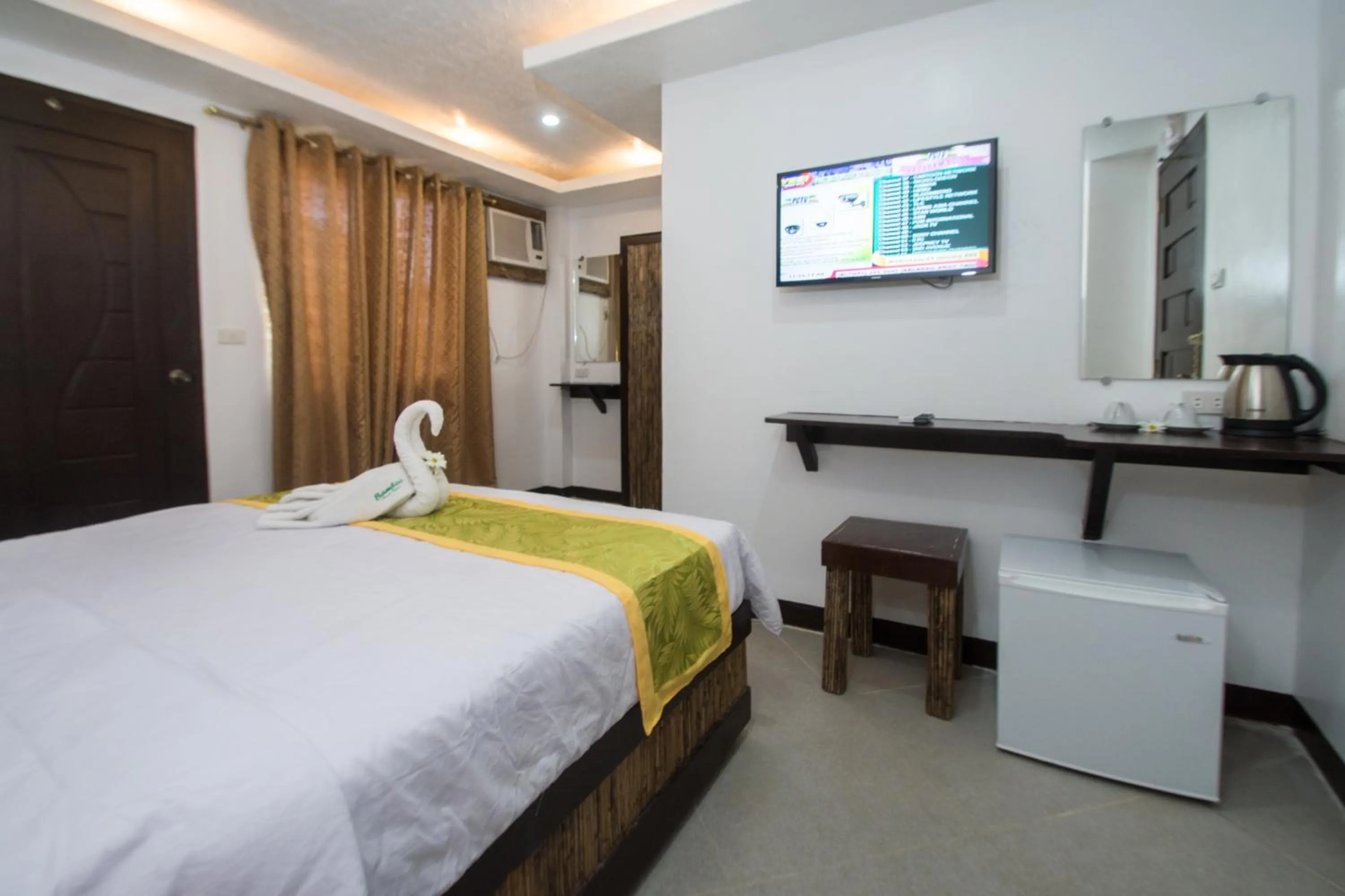 TV and multimedia, Bed in Bamboo Beach Resort & Restaurant
