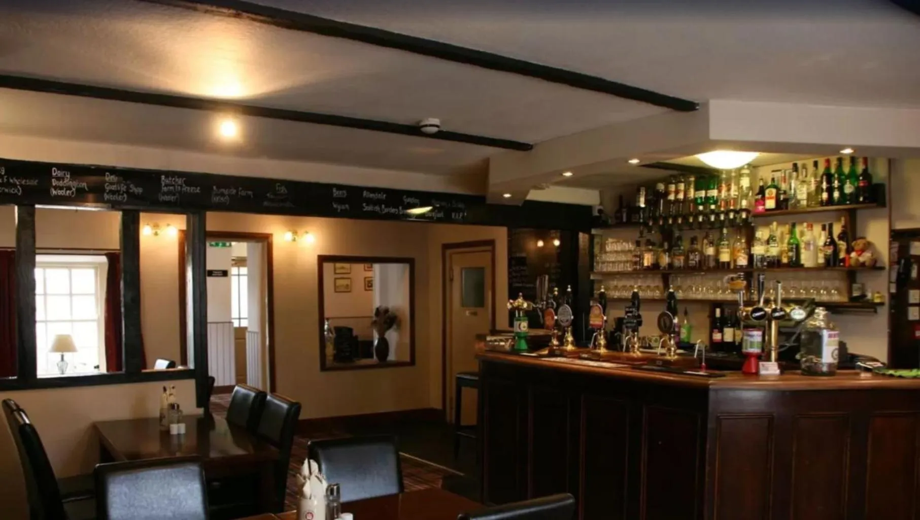Lounge or bar in Red Lion Inn