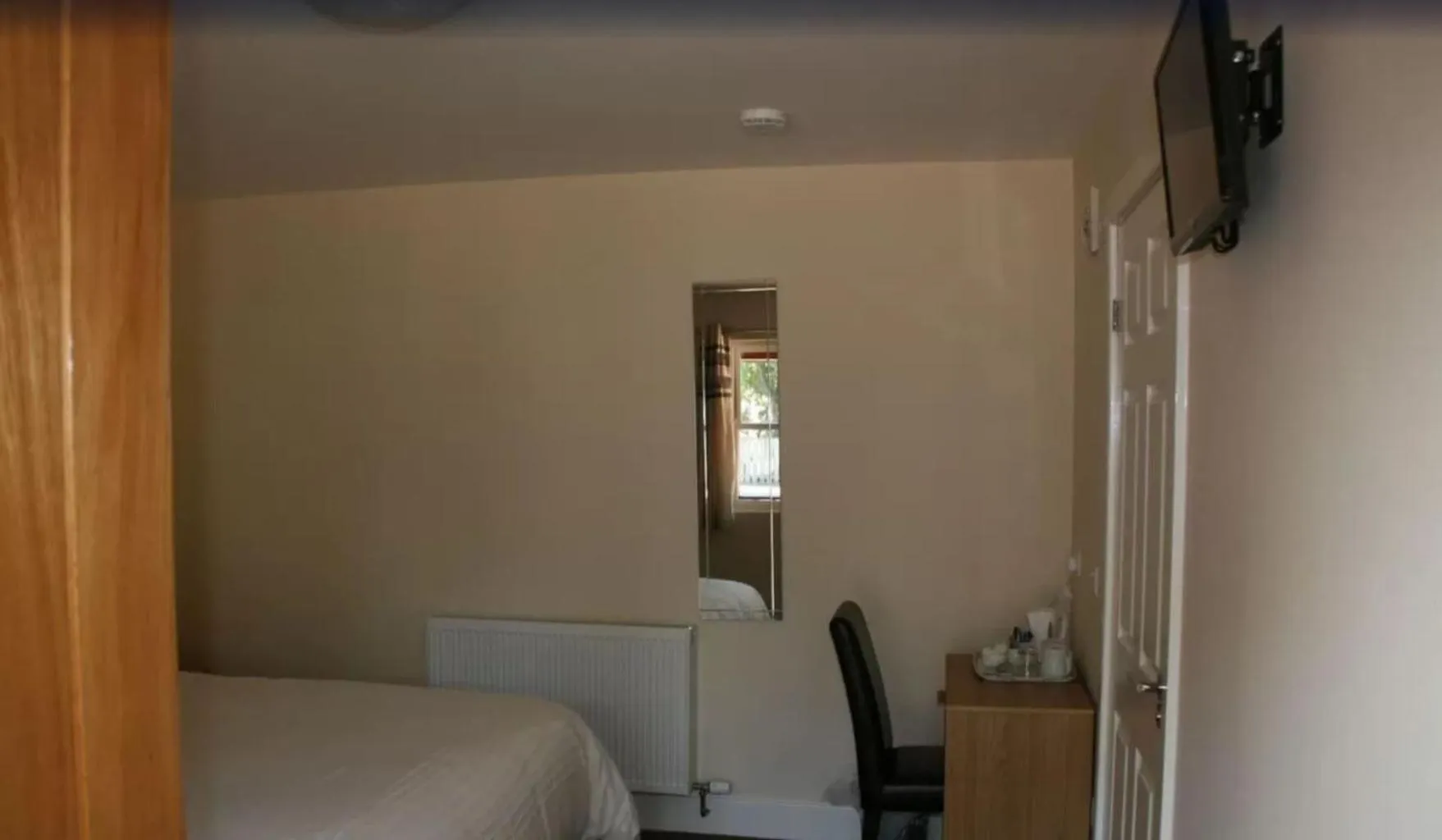 Bedroom, Bed in Red Lion Inn