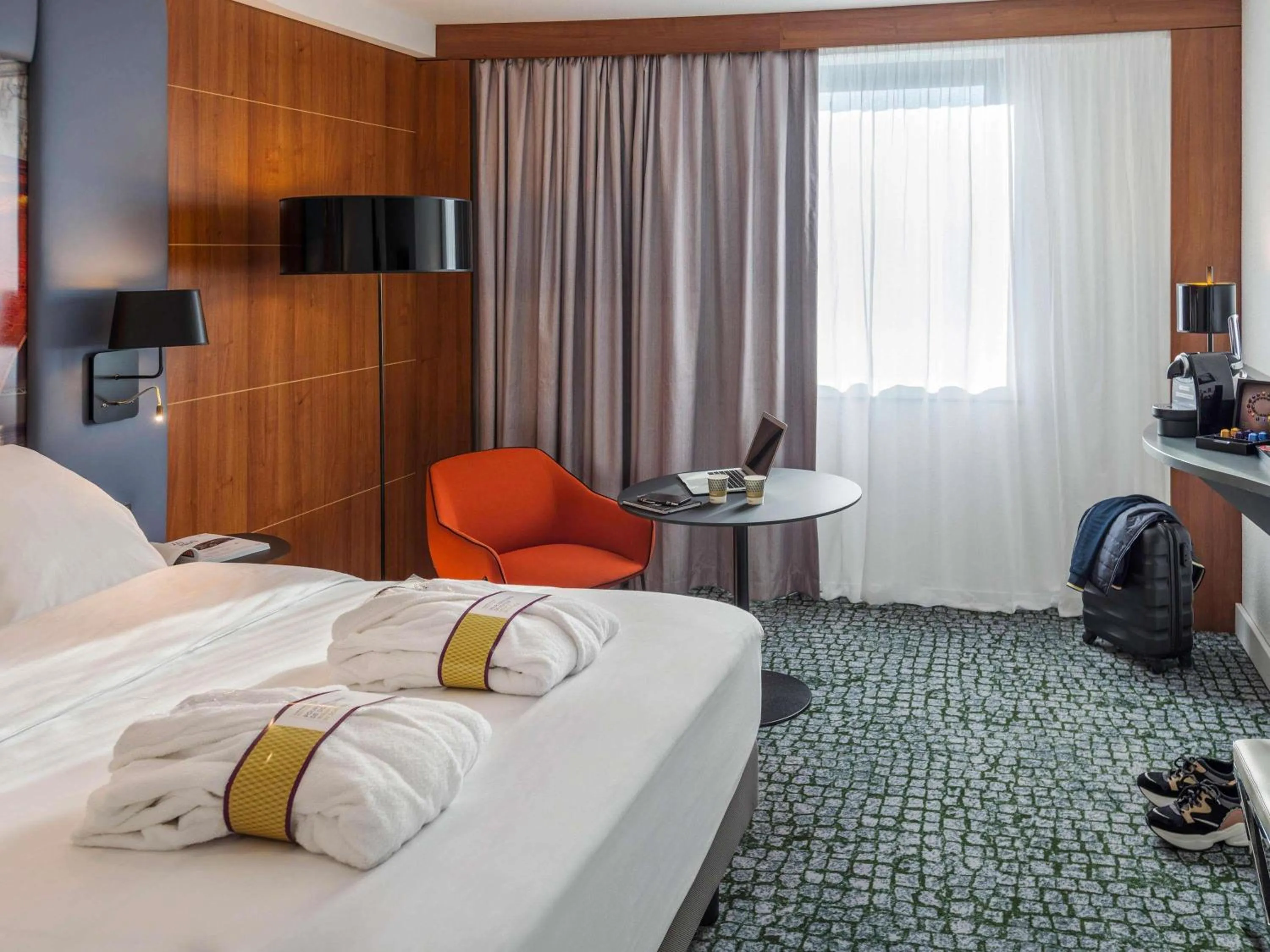 Property building, Bed in Hotel Mercure Toulouse Centre Compans