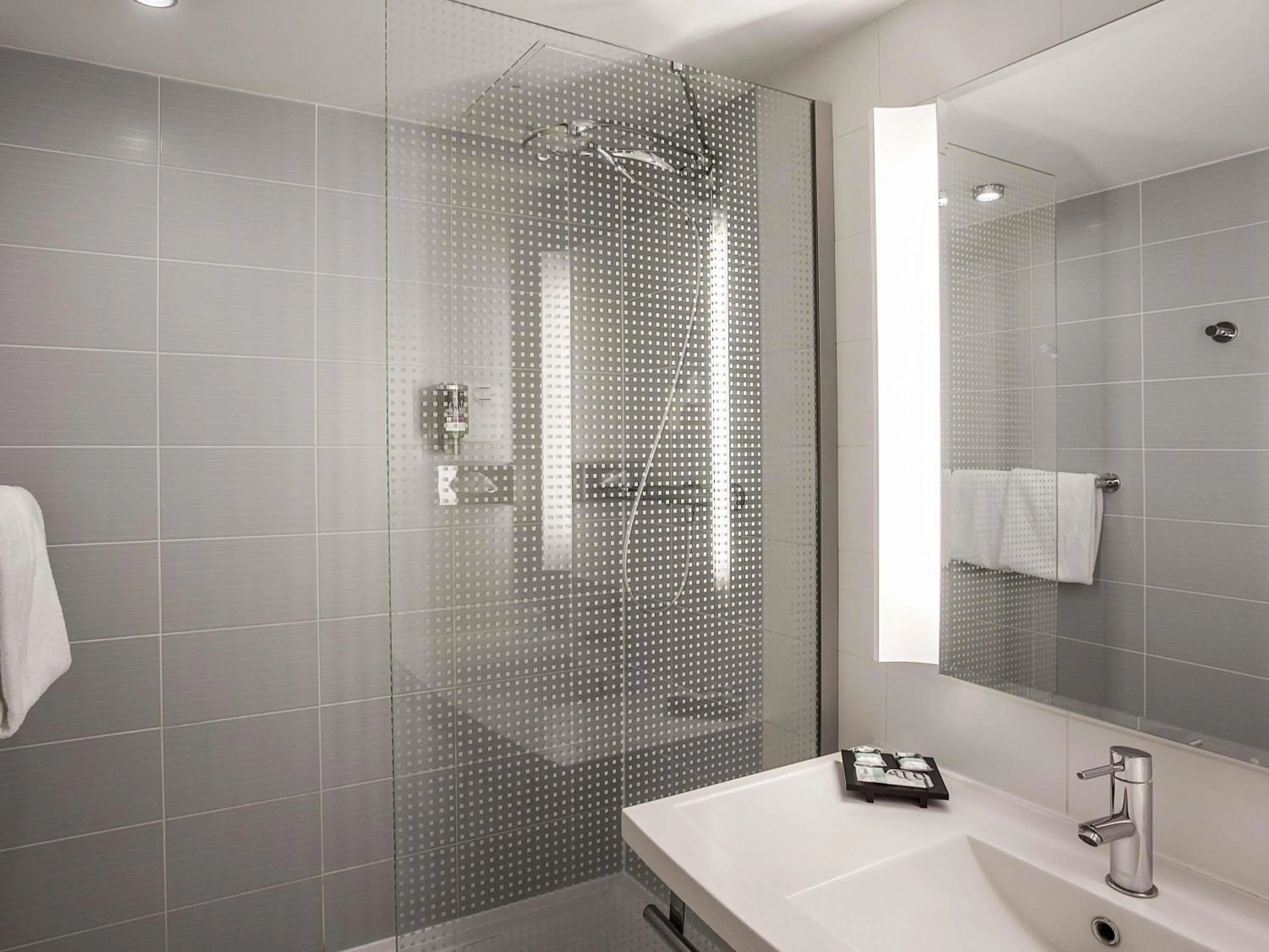 Bedroom in Hotel Mercure Toulouse Centre Compans