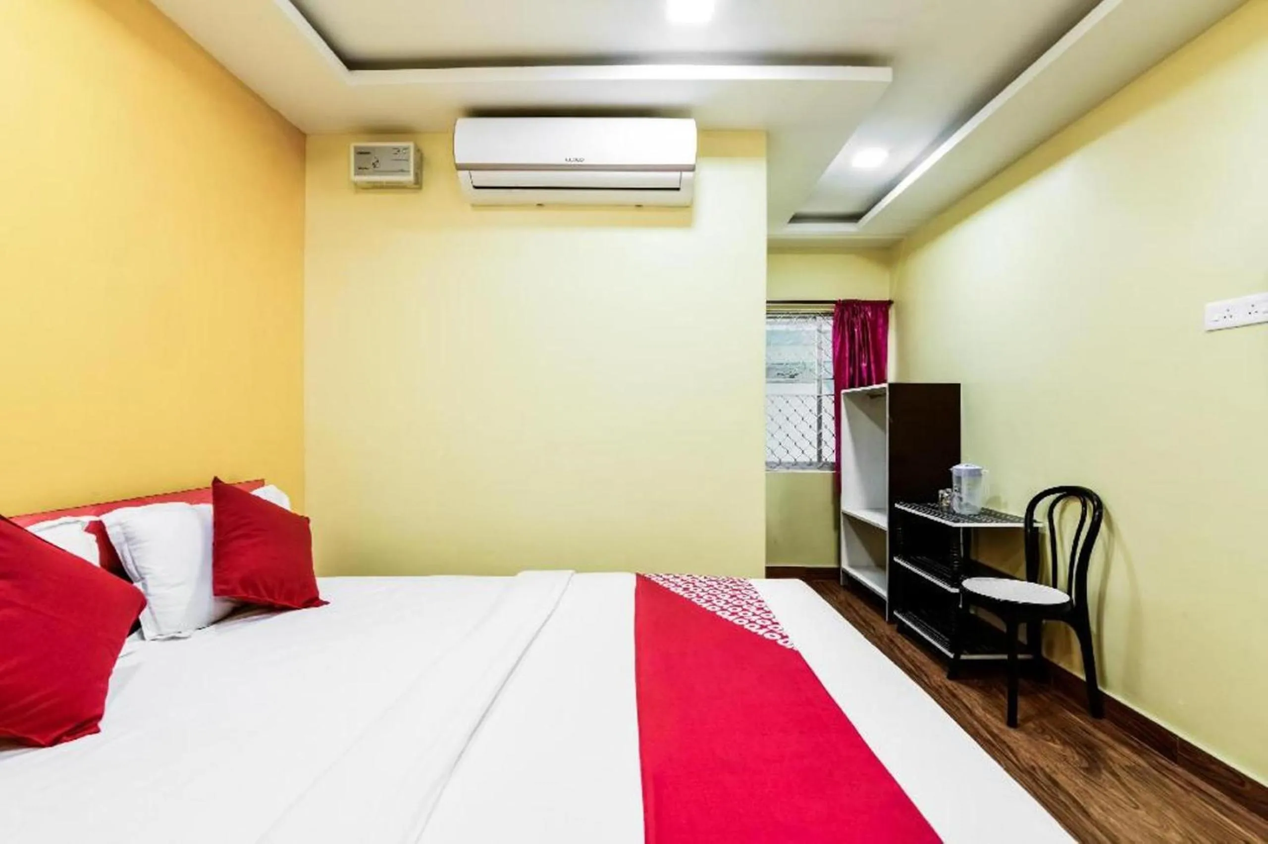 Photo of the whole room, Bed in HOTEL HARBOUR VIEW