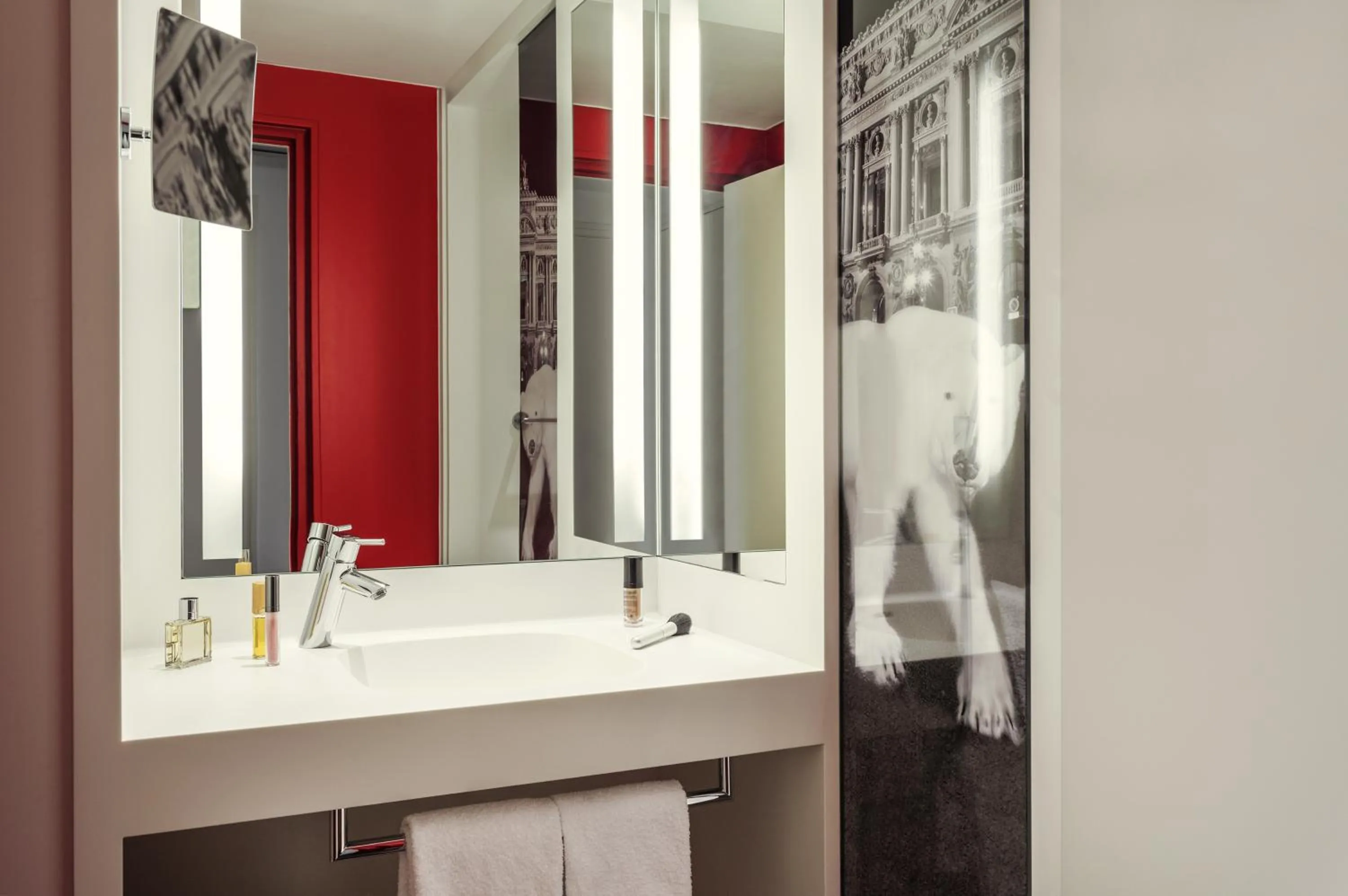 Shower in Mercure Paris Opera Louvre