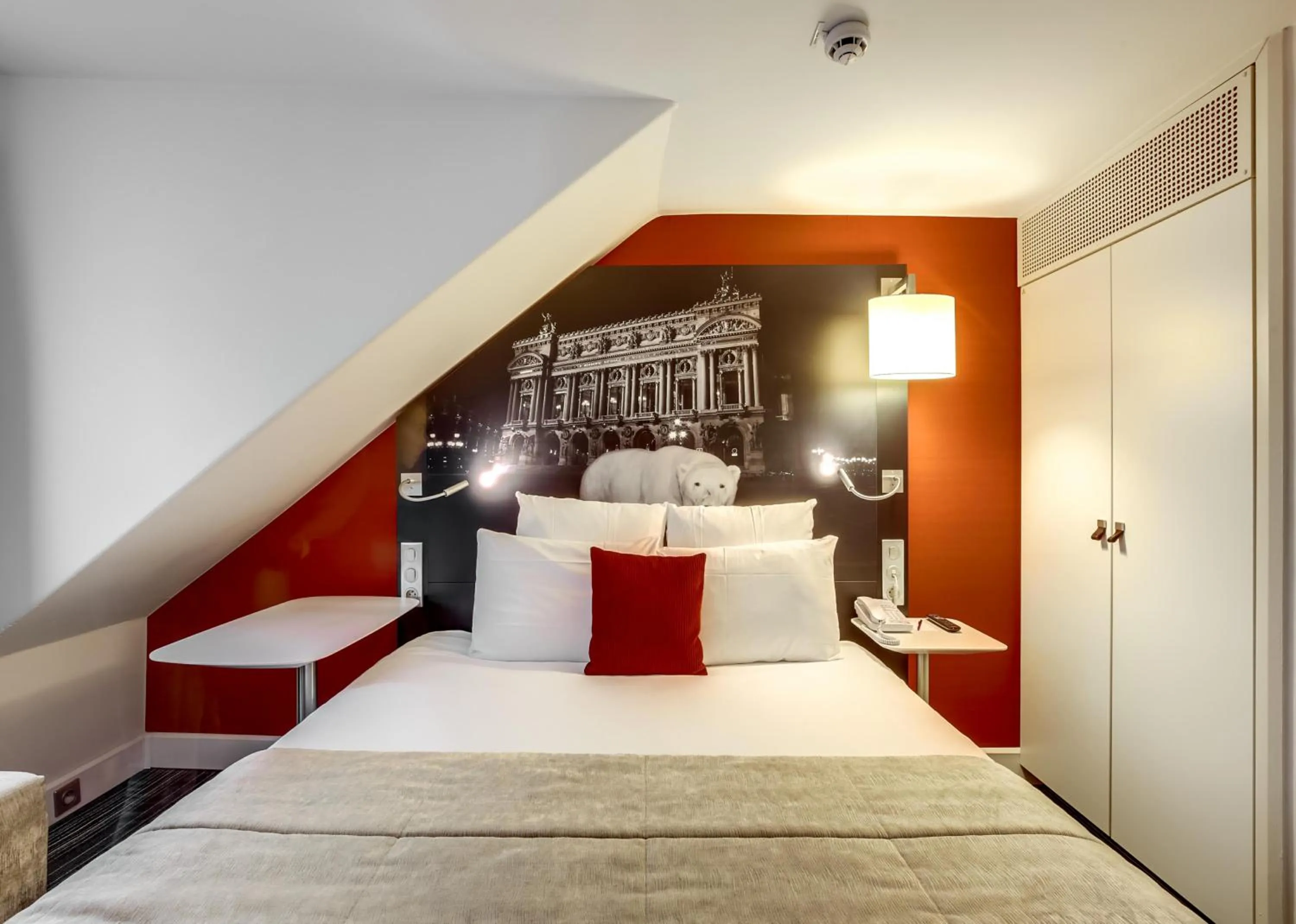 Staff, Bed in Mercure Paris Opera Louvre