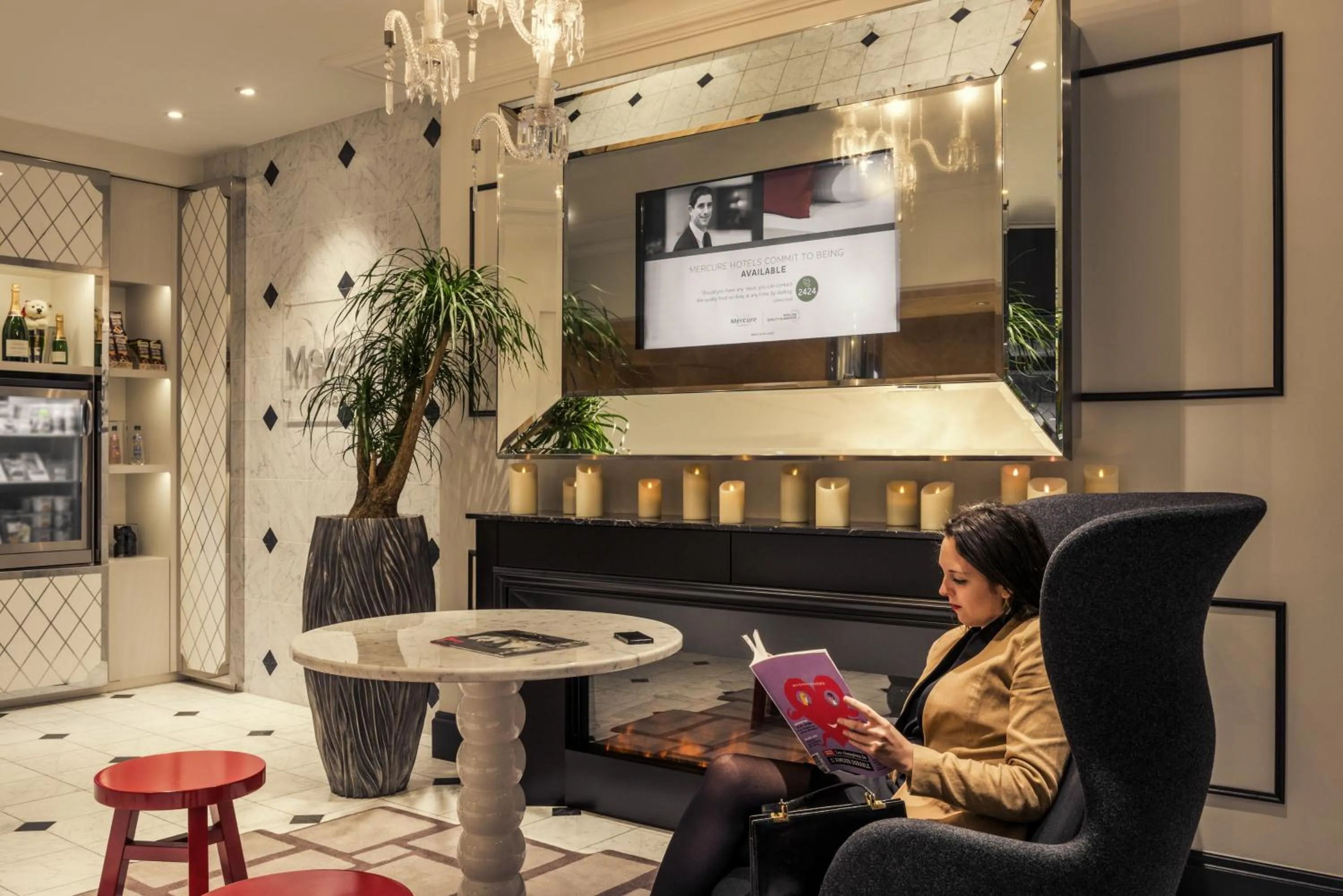 Lobby or reception in Mercure Paris Opera Louvre