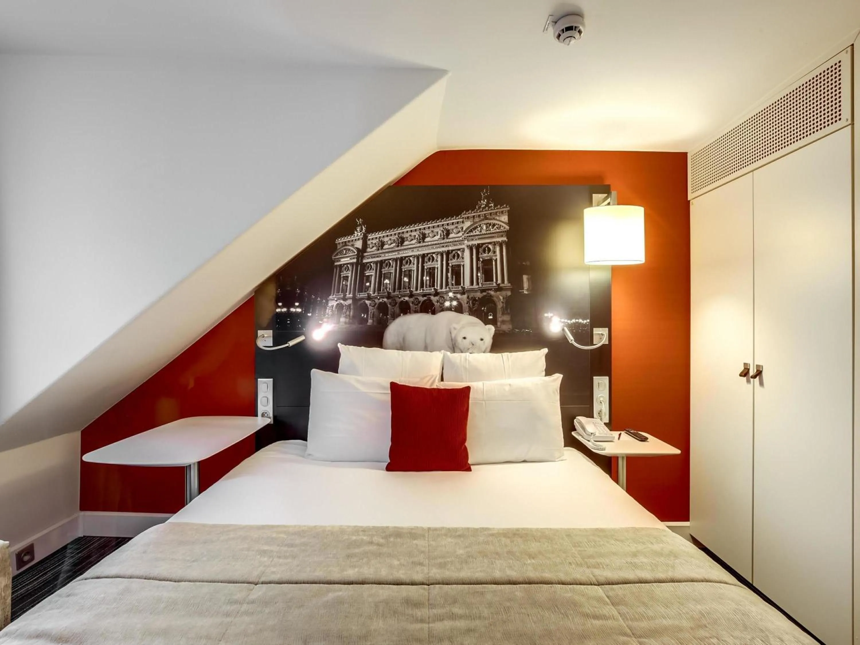 Bedroom, Bed in Mercure Paris Opera Louvre