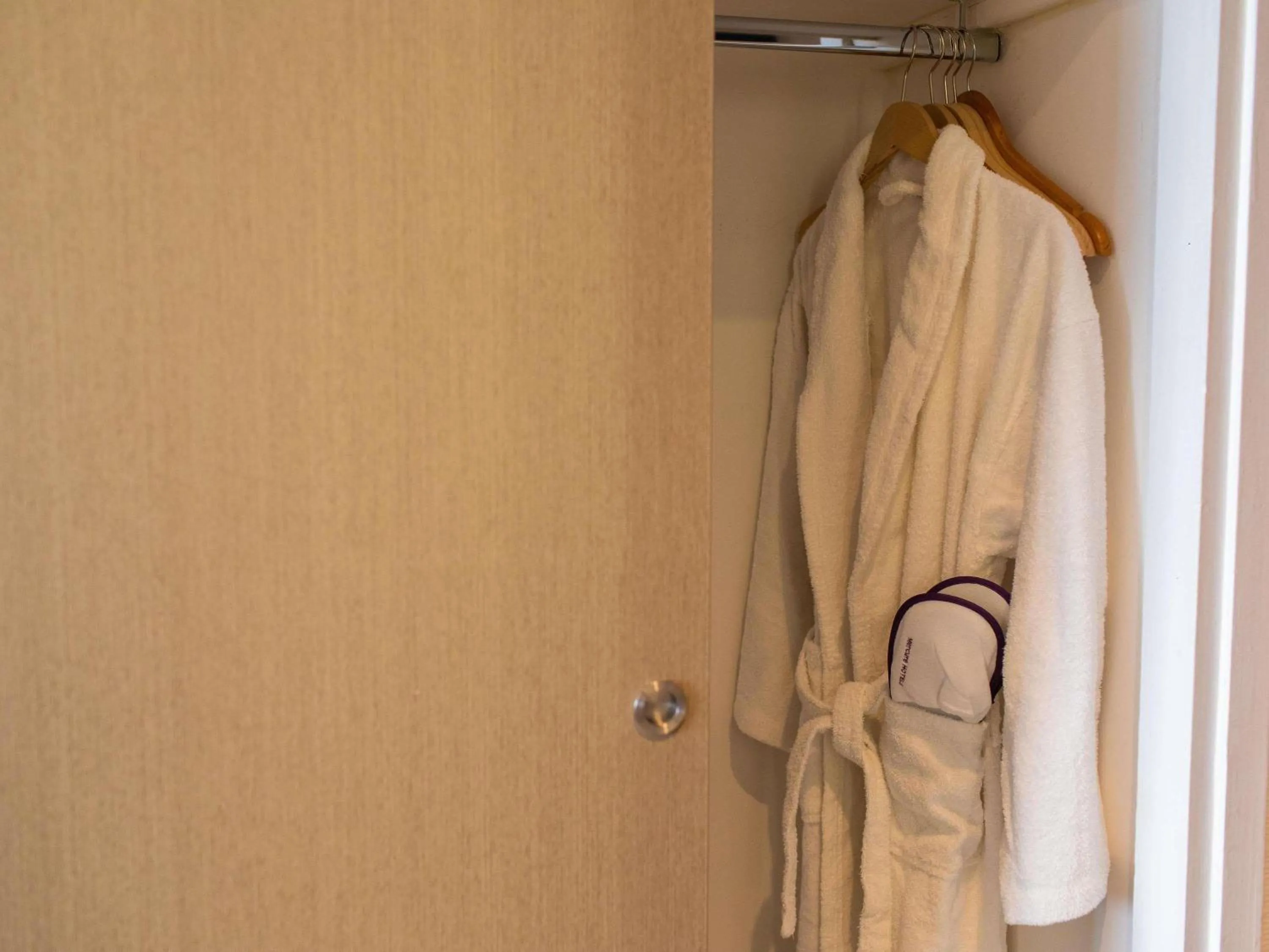 Bedroom in Mercure Lorient Centre