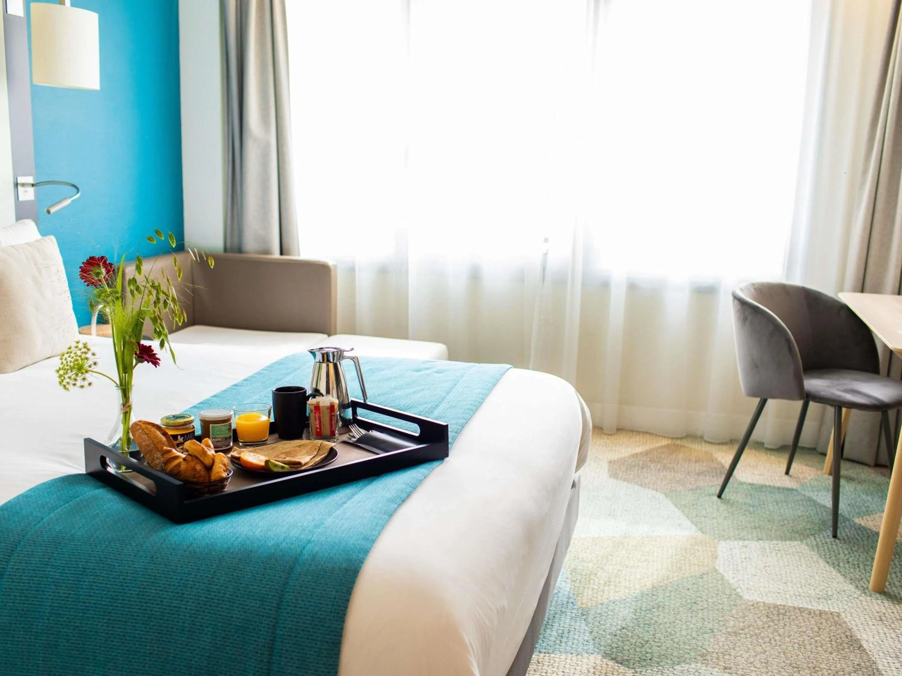 Bedroom in Mercure Lorient Centre