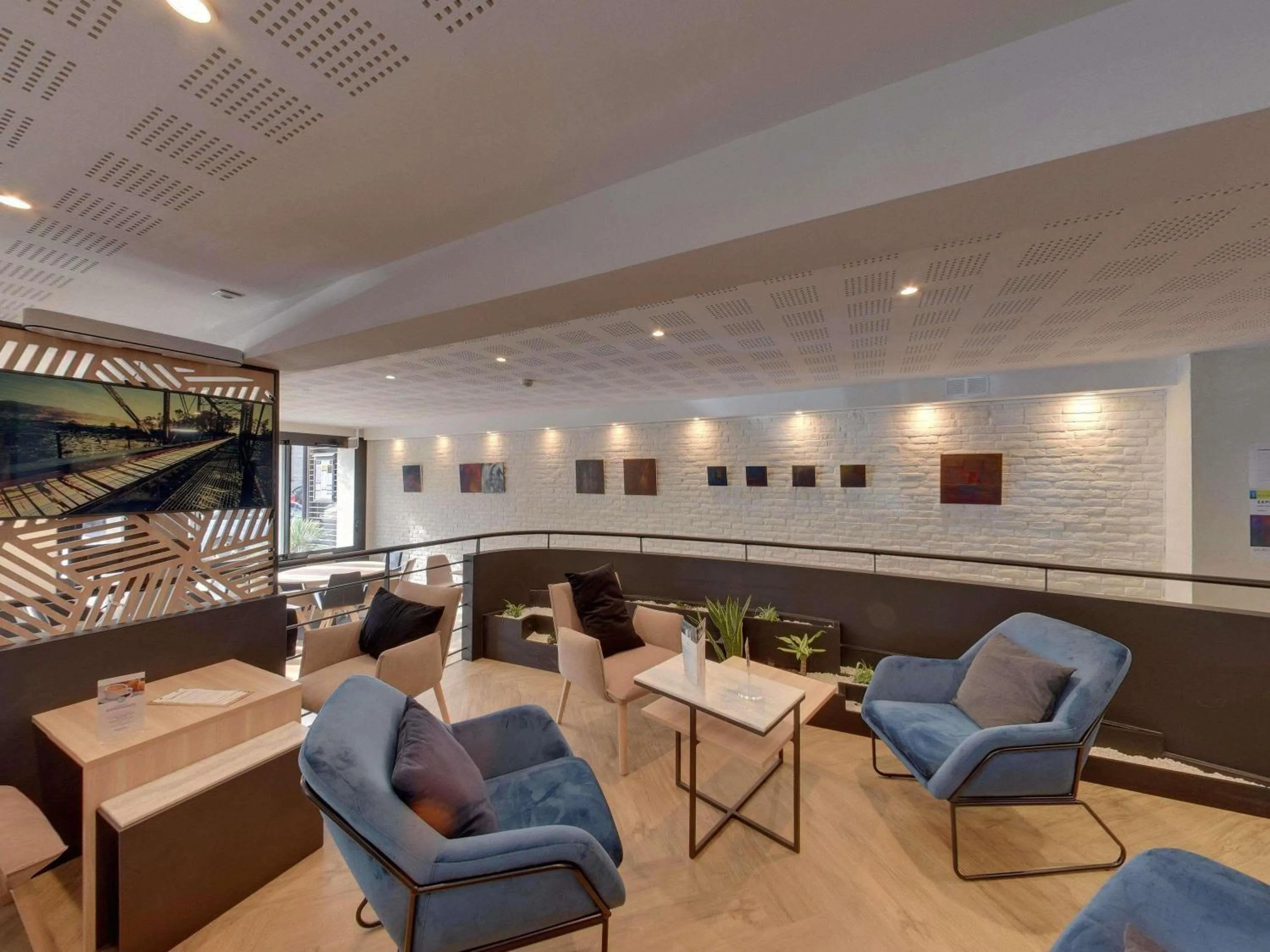Lounge or bar in Mercure Lorient Centre