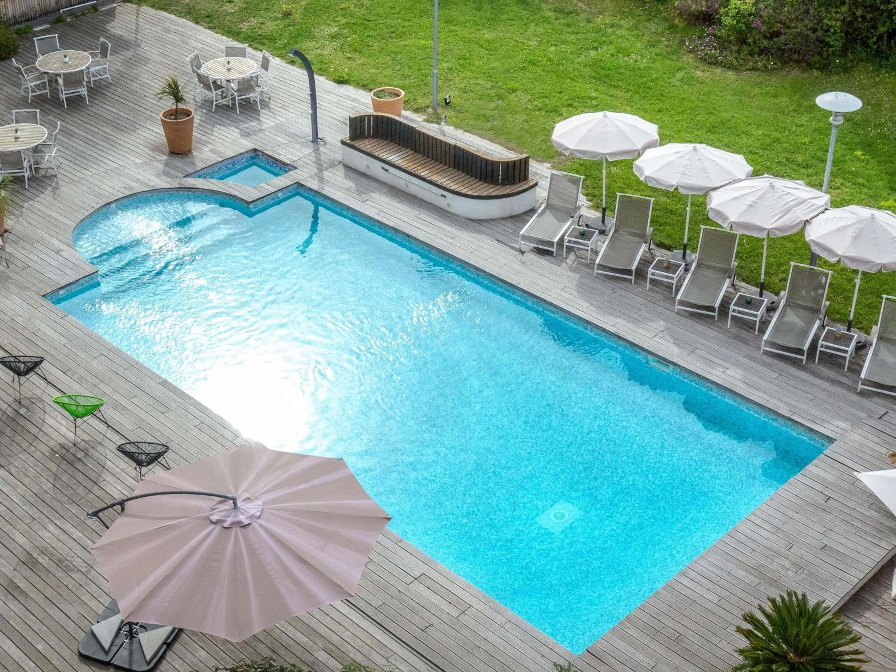 Pool view in Mercure Hyères Centre Côte d'Azur