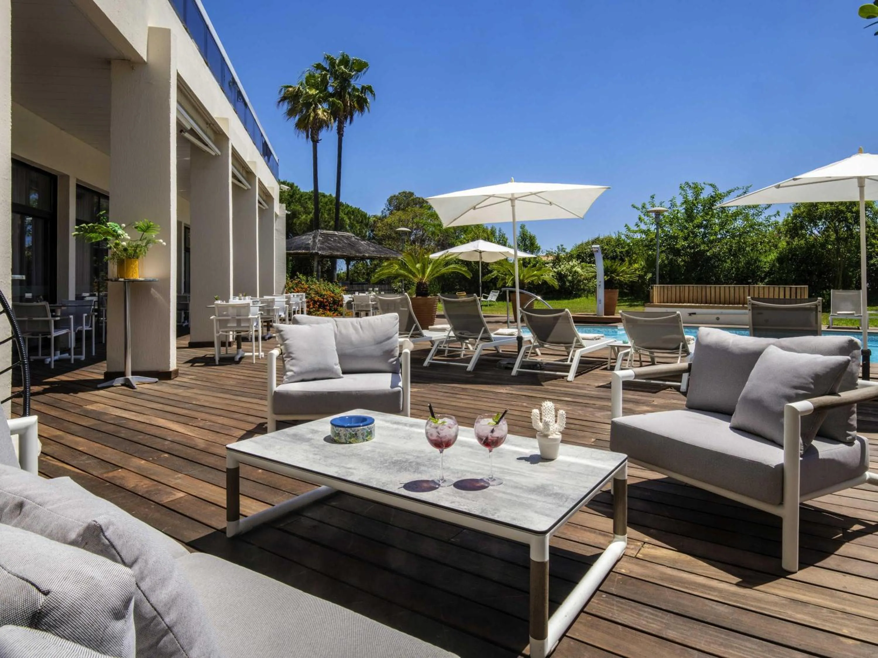 Lounge or bar in Mercure Hyères Centre Côte d'Azur