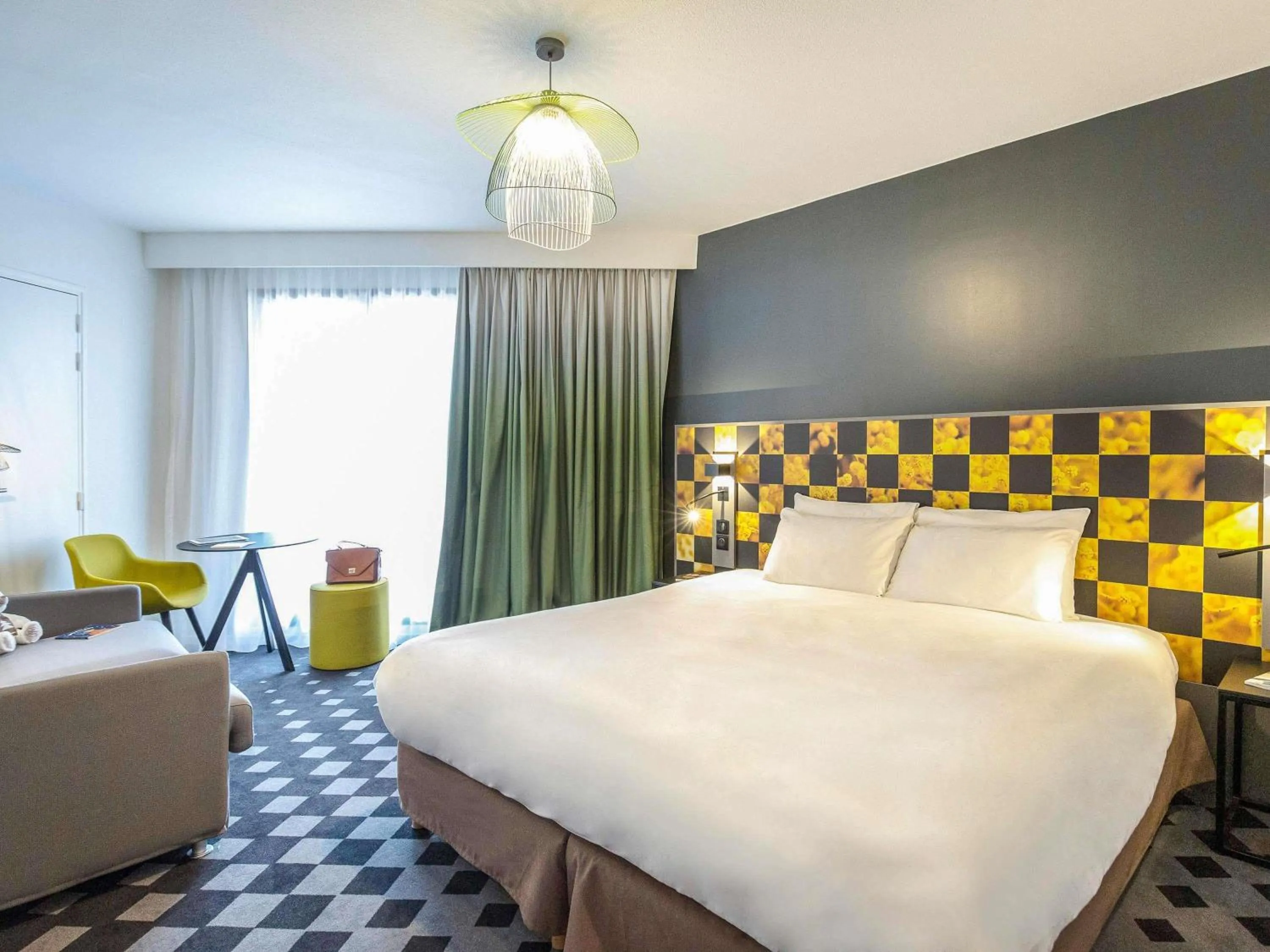 Bedroom, Bed in Mercure Hyères Centre Côte d'Azur