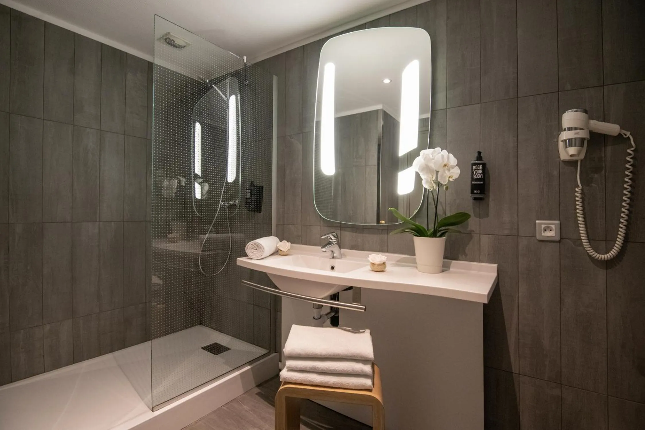 Shower in ibis Cannes Plage La Bocca