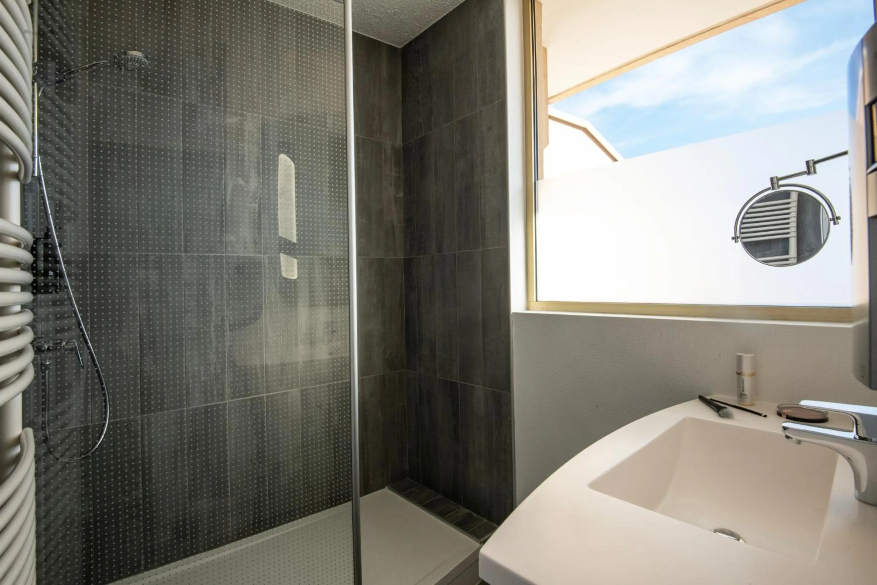 Bathroom in ibis Cannes Plage La Bocca