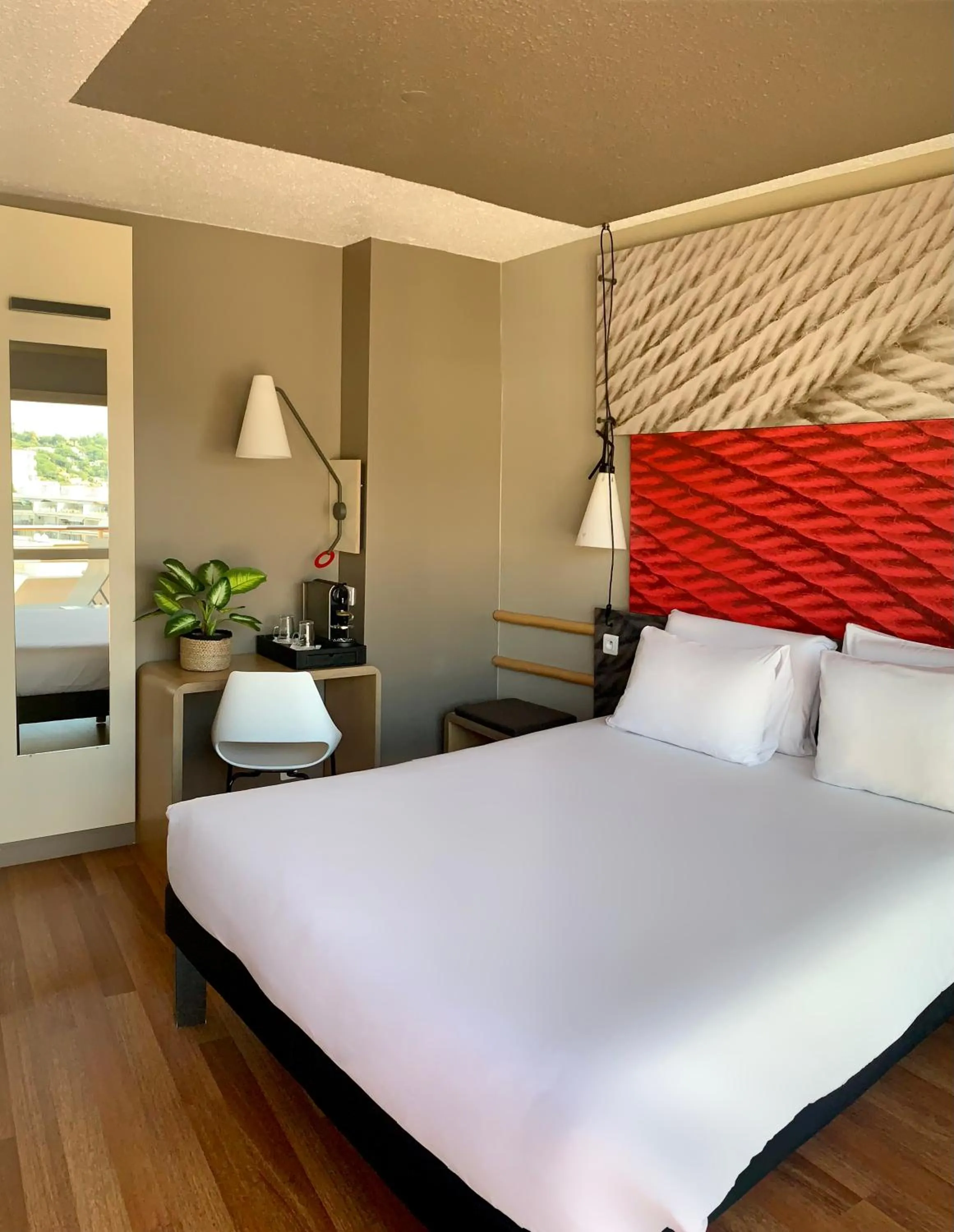 Bed in ibis Cannes Plage La Bocca