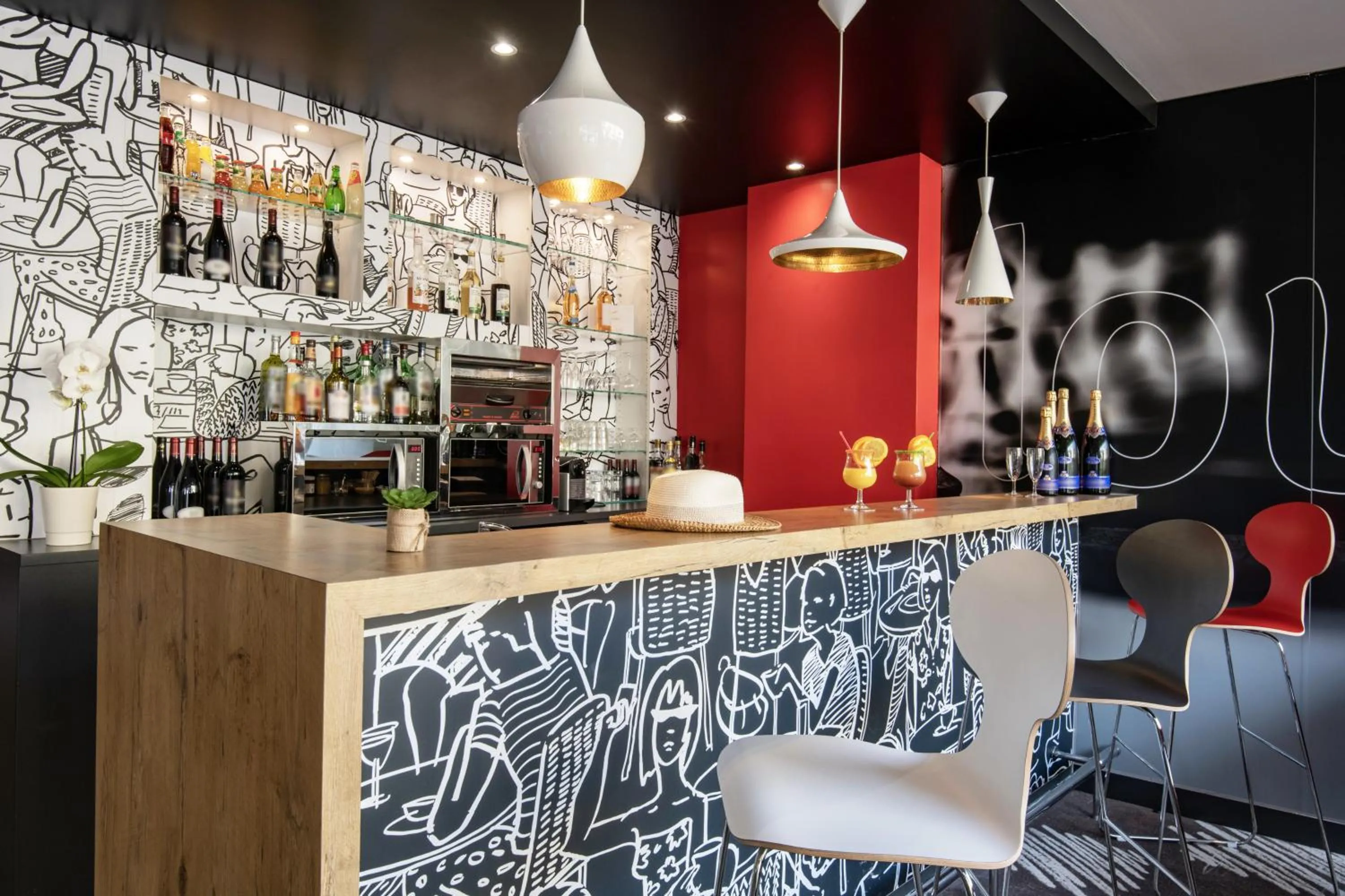 Lounge or bar in ibis Cannes Plage La Bocca