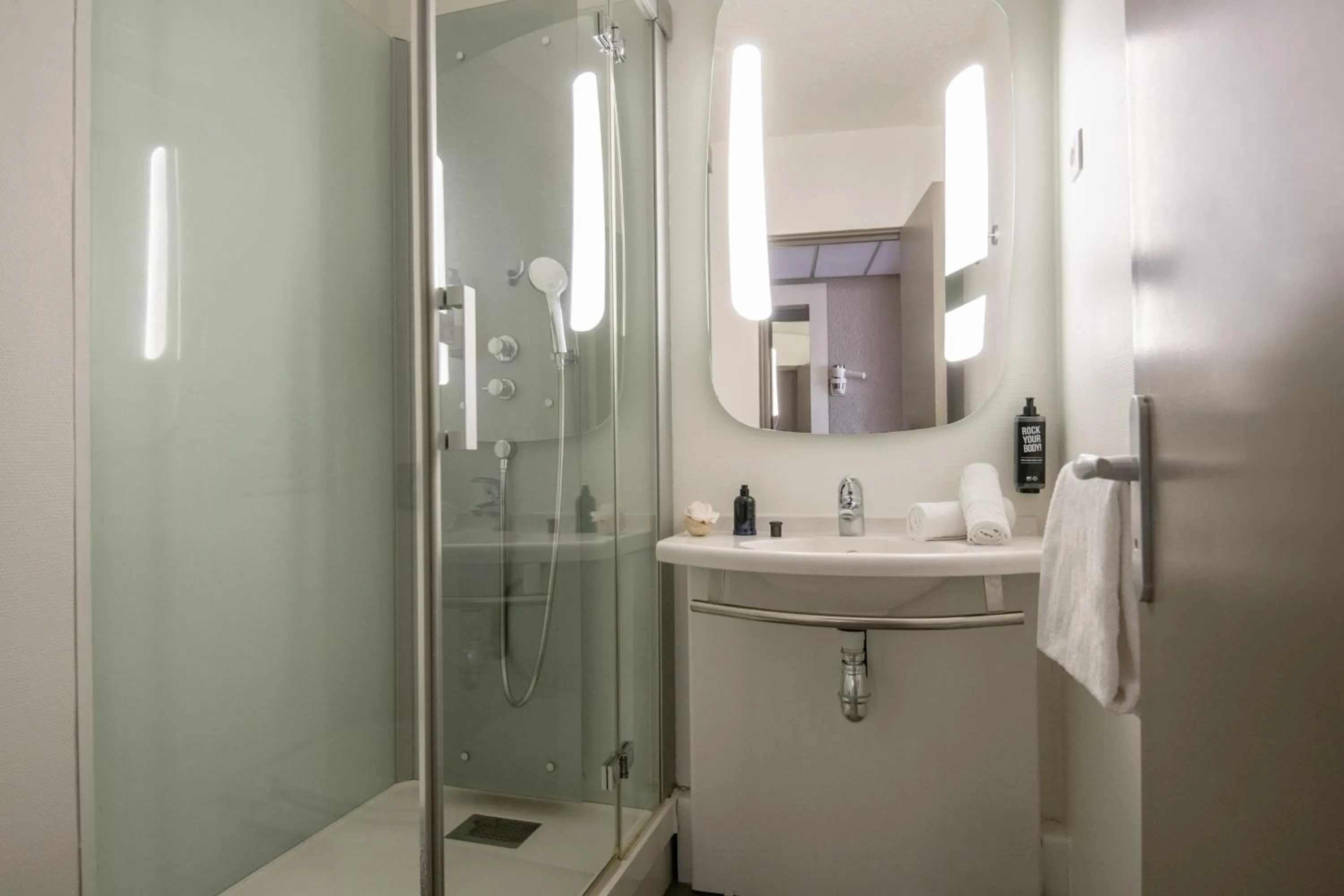 Shower in ibis Cannes Plage La Bocca