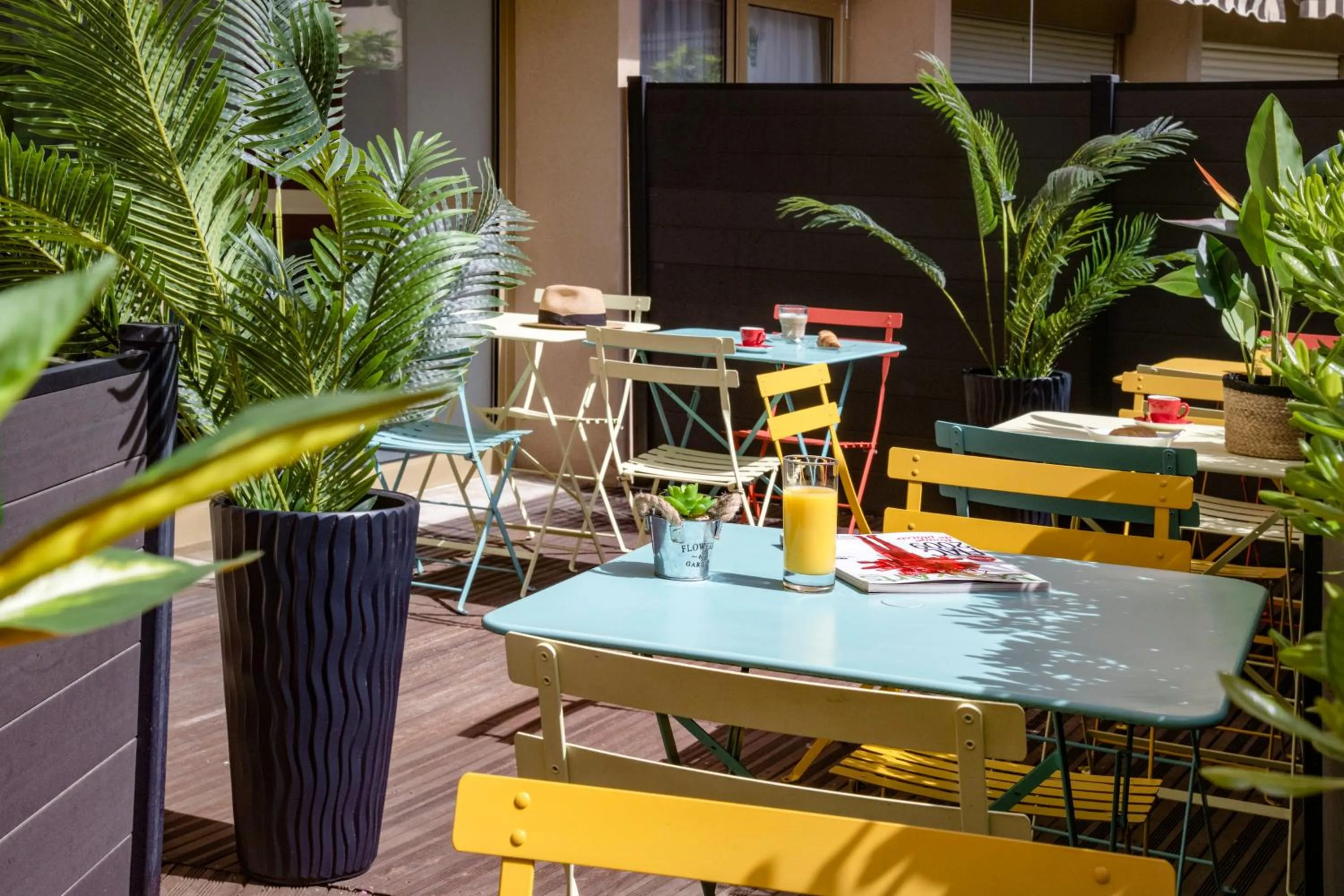 Patio in ibis Cannes Plage La Bocca