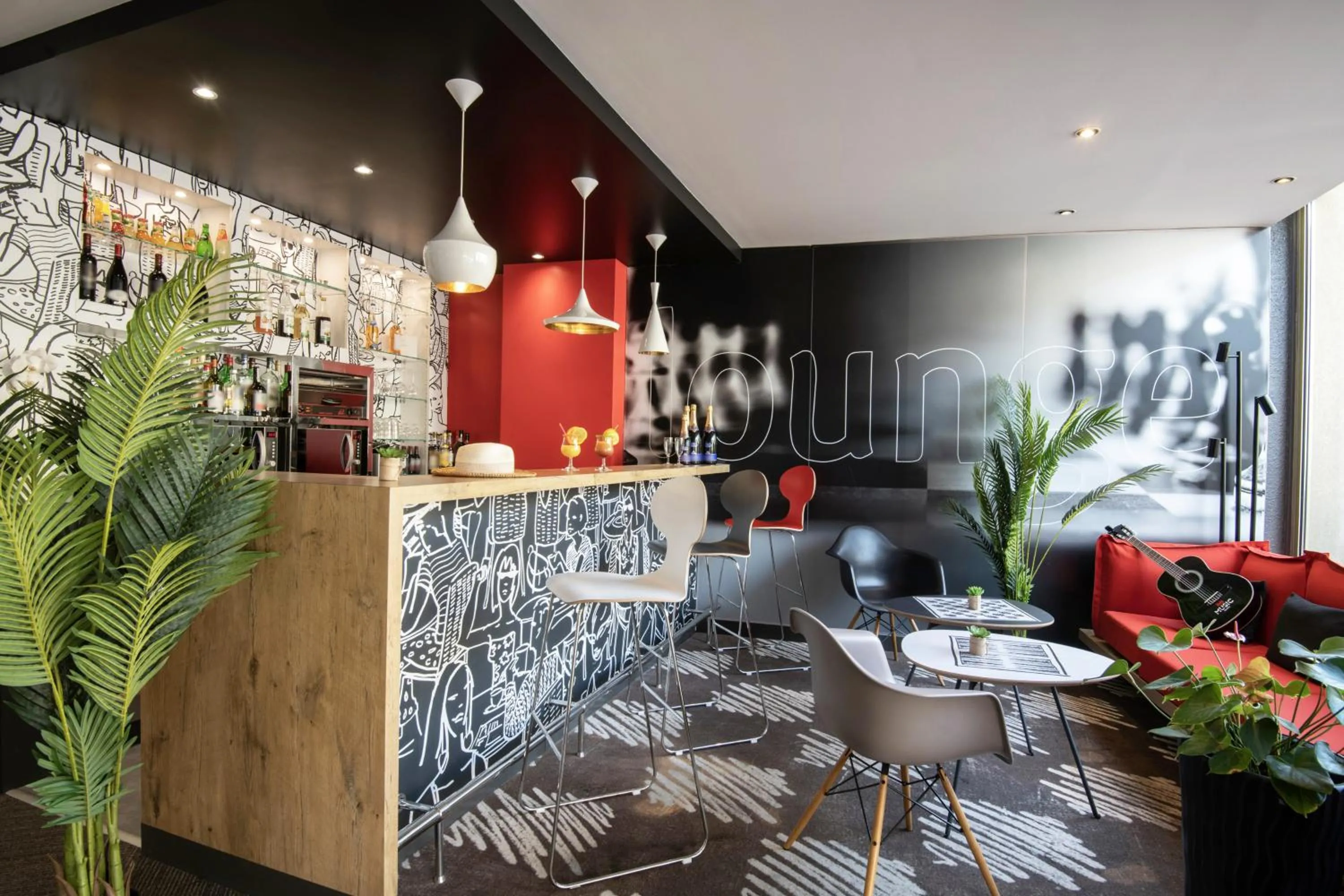 Lounge or bar in ibis Cannes Plage La Bocca