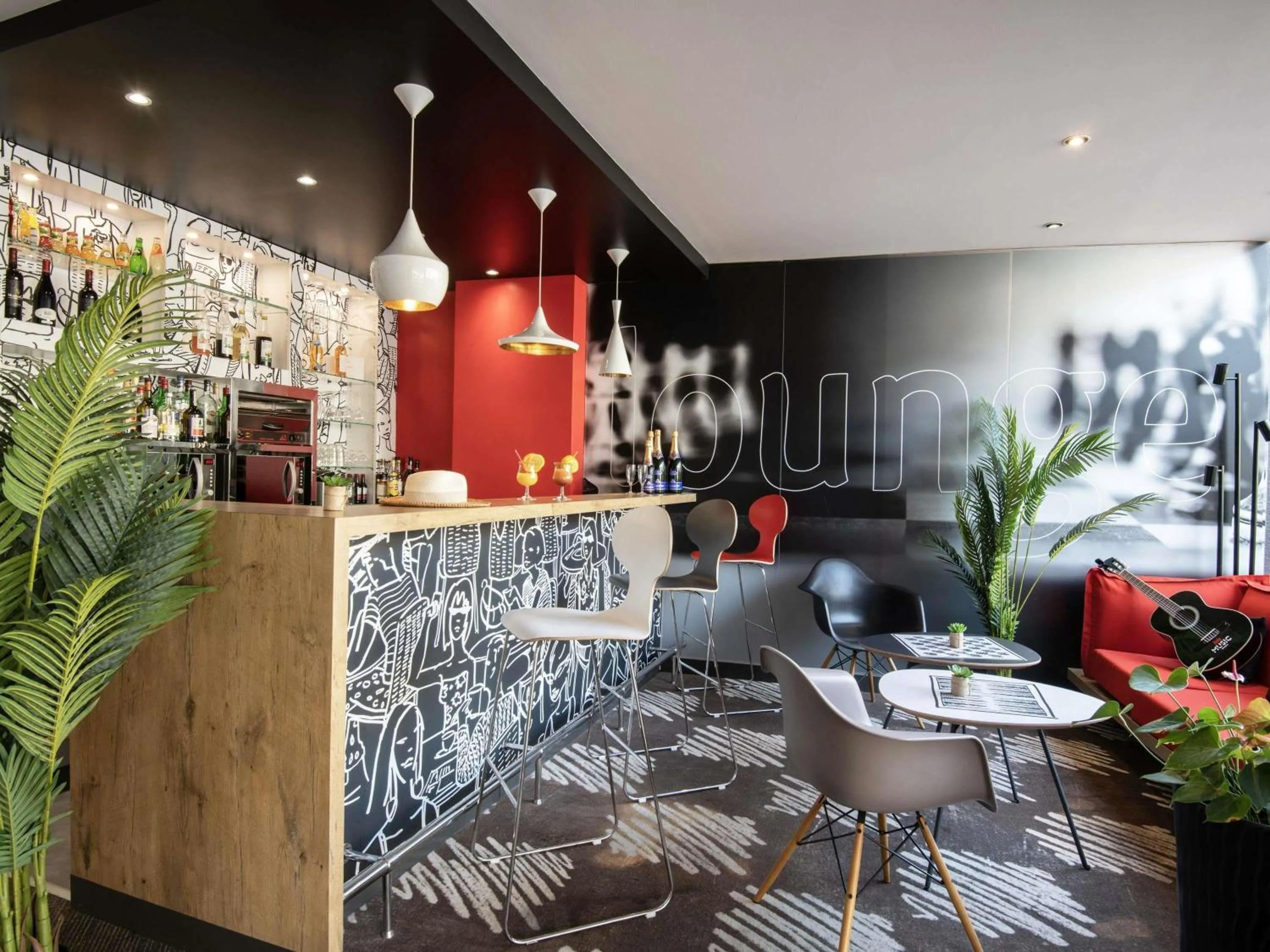Lounge or bar in ibis Cannes Plage La Bocca