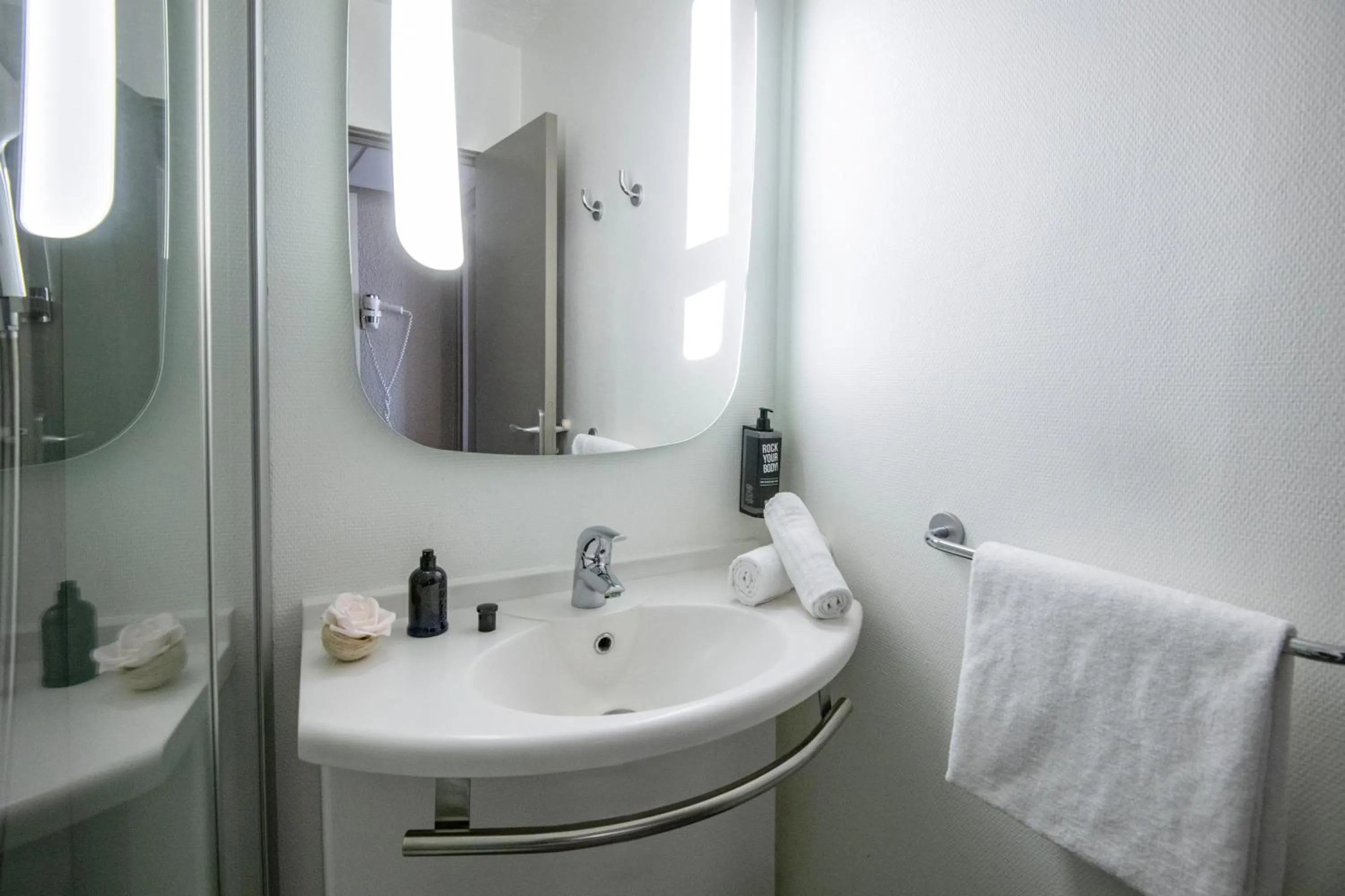 Shower in ibis Cannes Plage La Bocca